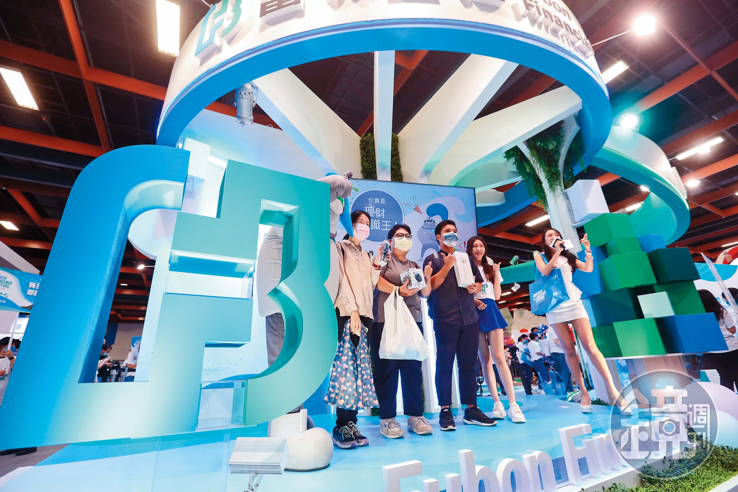 盤點台鏈AI高含量ETF,以富邦科技含息報酬成績最優。