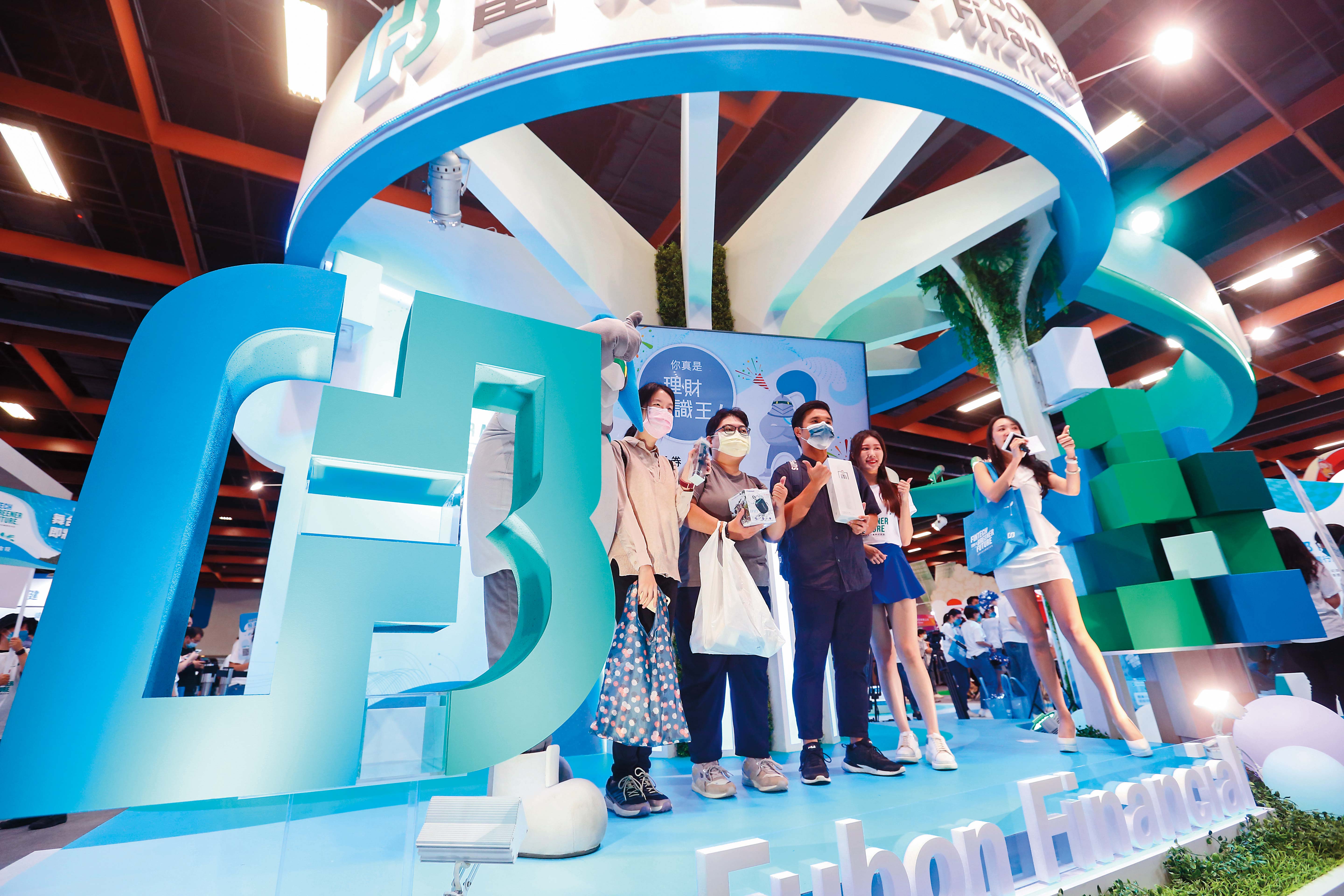 盤點台鏈AI高含量ETF，以富邦科技含息報酬成績最優。