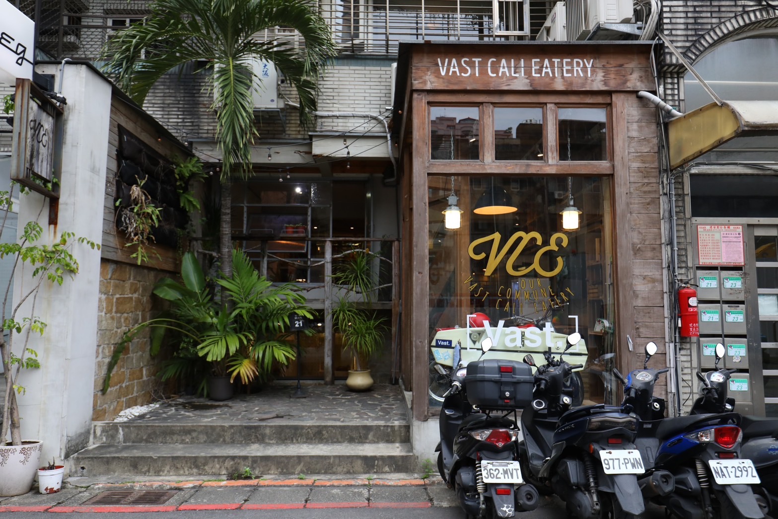 「VAST Cali Eatery南加州風格有機餐飲」外觀頗為低調，卻又會不經意被自然系的木頭設計給吸去目光。