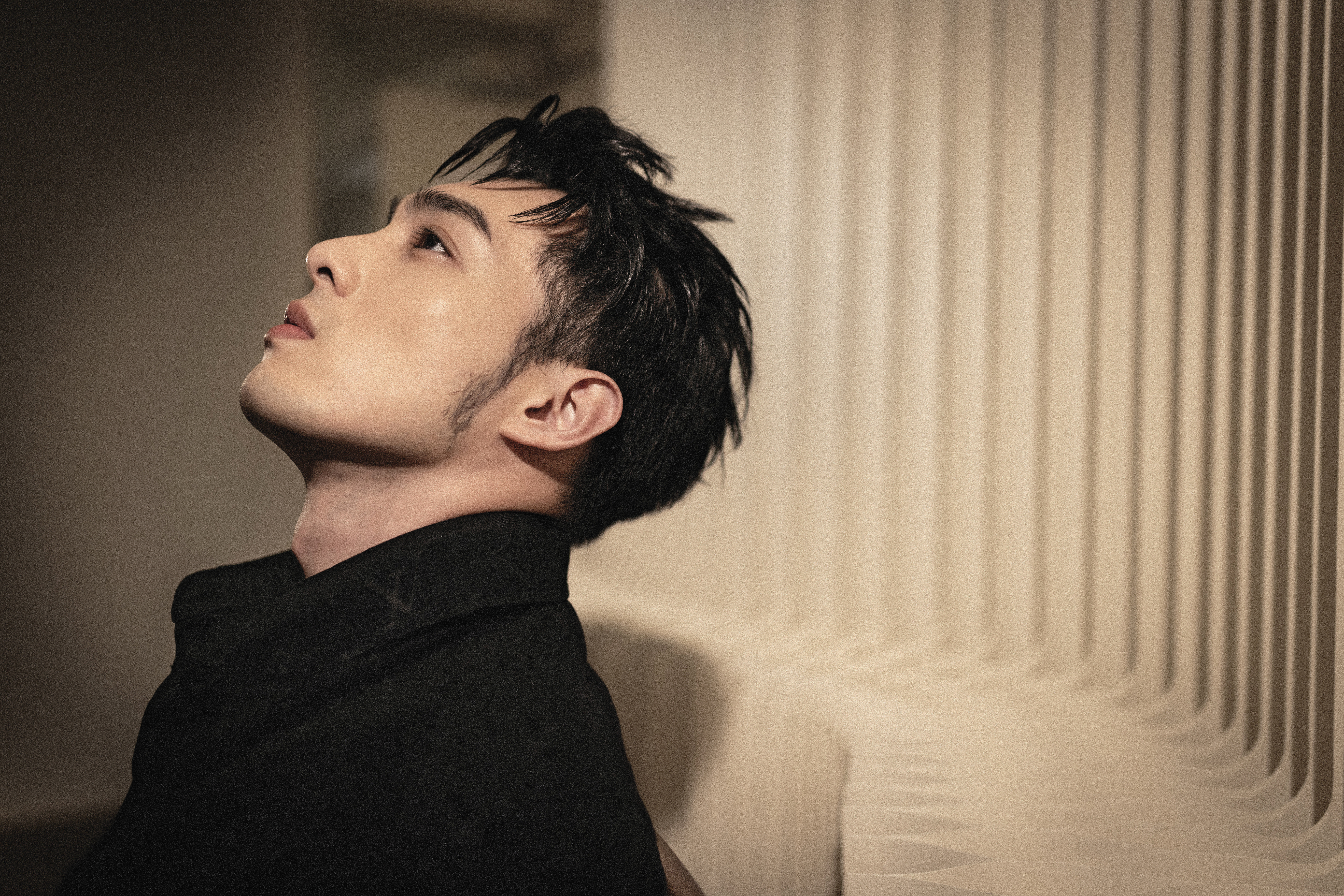 黃偉晉個性直來直往，也很執著，這樣的他，正在學習與自己的陰影面積共處。