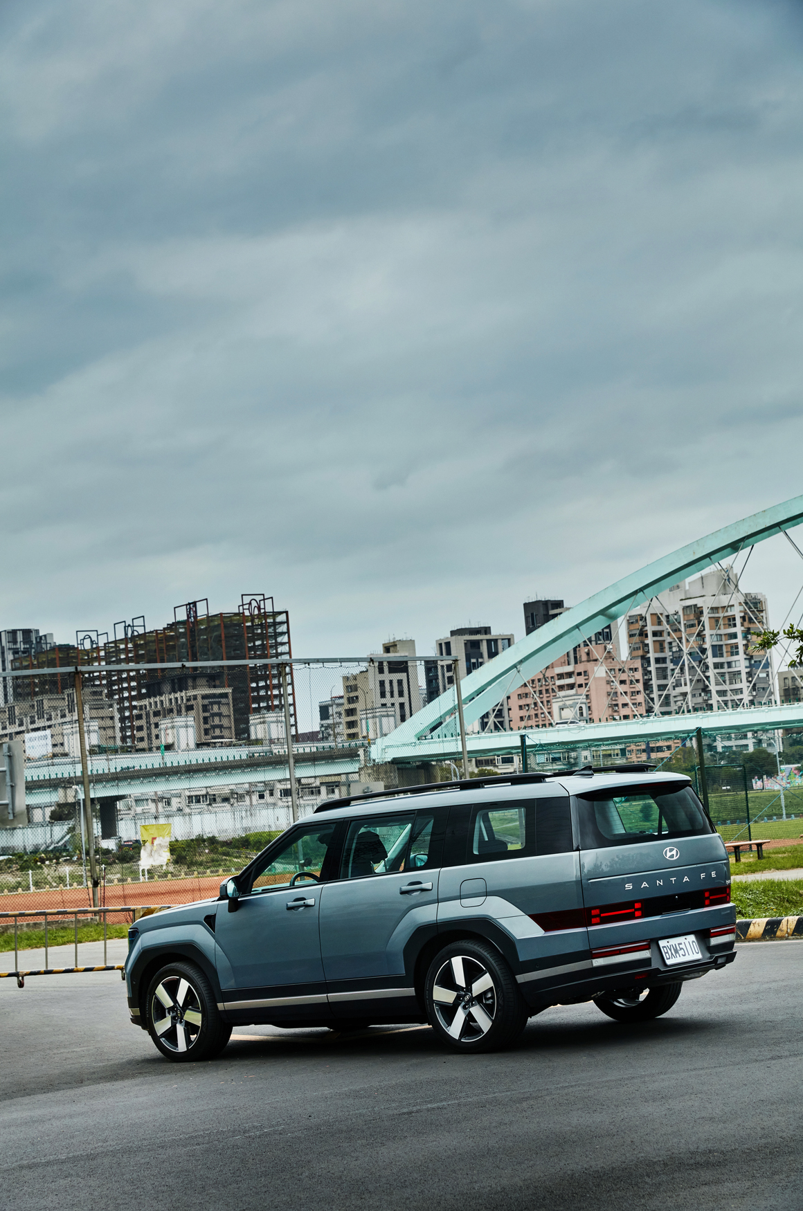 第五代 HYUNDAI Santa Fe就像在日常中多了一位可靠且聰明的夥伴。不僅能輕鬆滿足全家人的出行需求，還帶來細膩的駕駛體驗與豪華的乘坐感受，讓每一次出行都充滿探索的樂趣。