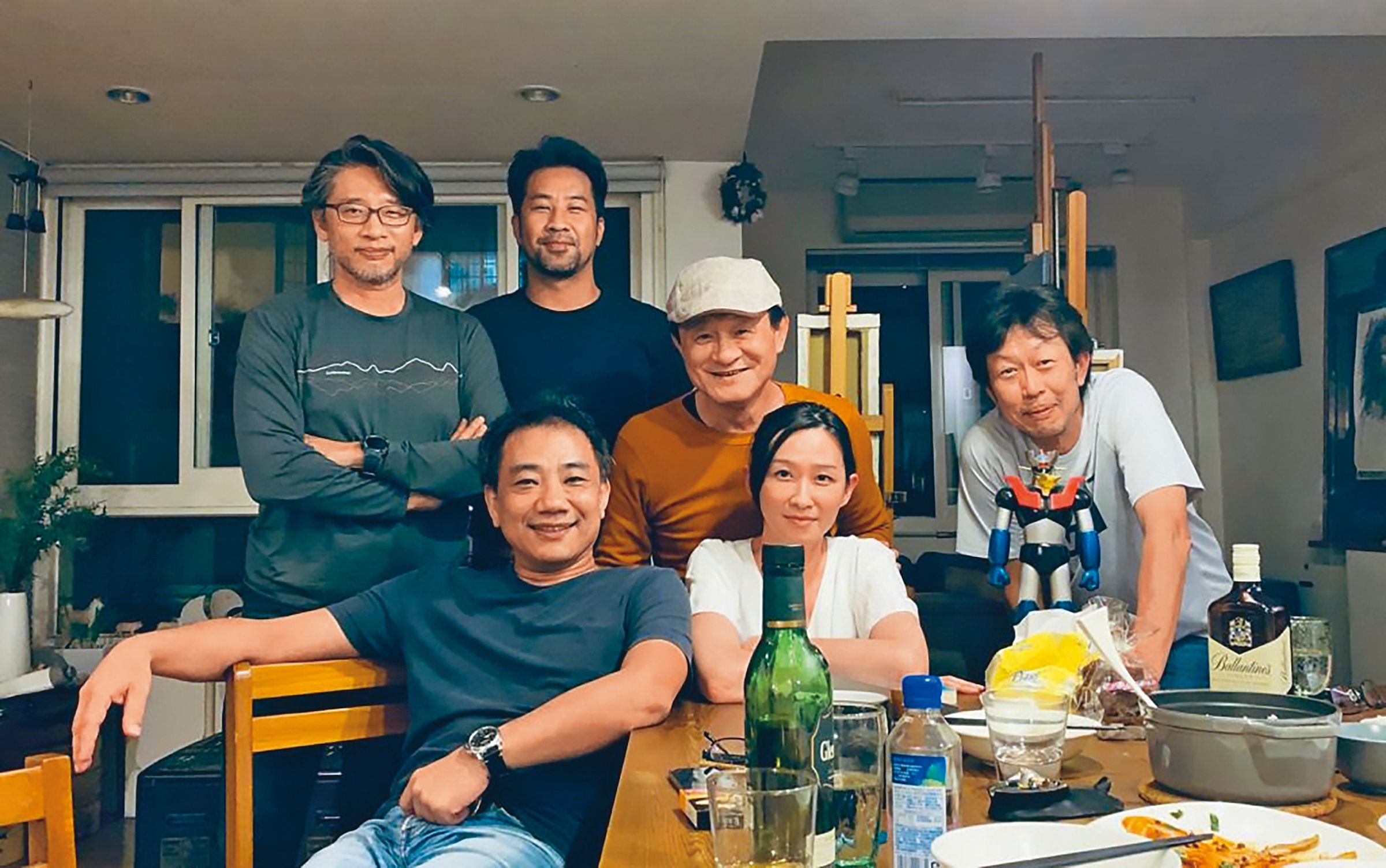 蕭雅全（前左）在電影圈有眾多好友及後輩，人脈又廣又深，他和演員黃健瑋（後中）都捲入性騷爭議。（翻攝自蕭雅全臉書）