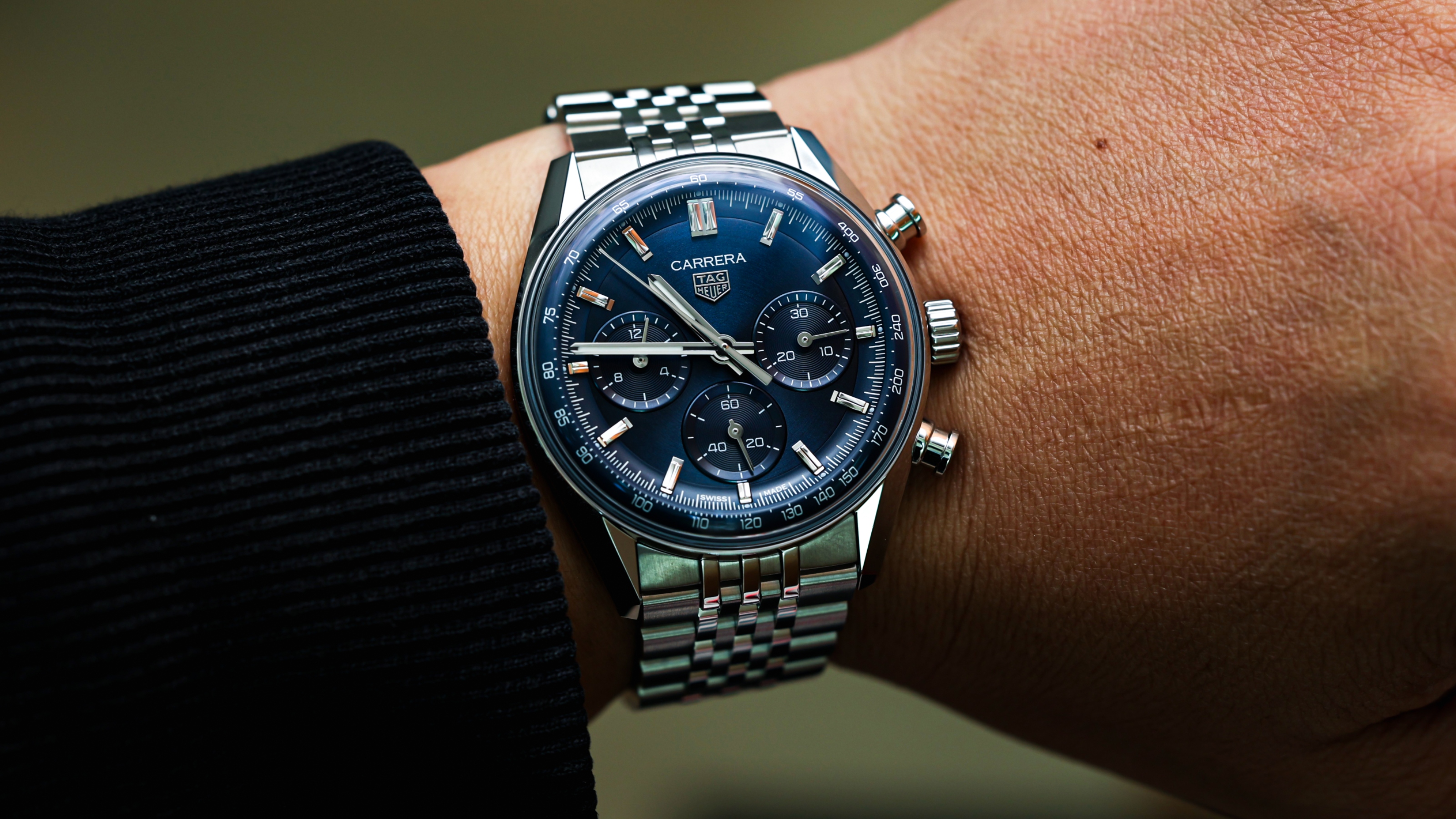 2026年泰格豪雅的Carrera Glassbox推出41mm新尺寸，拿掉日期窗、並且搭上七珠鍊，是帶有復古調性的實戴款式。定價NT$256,700。