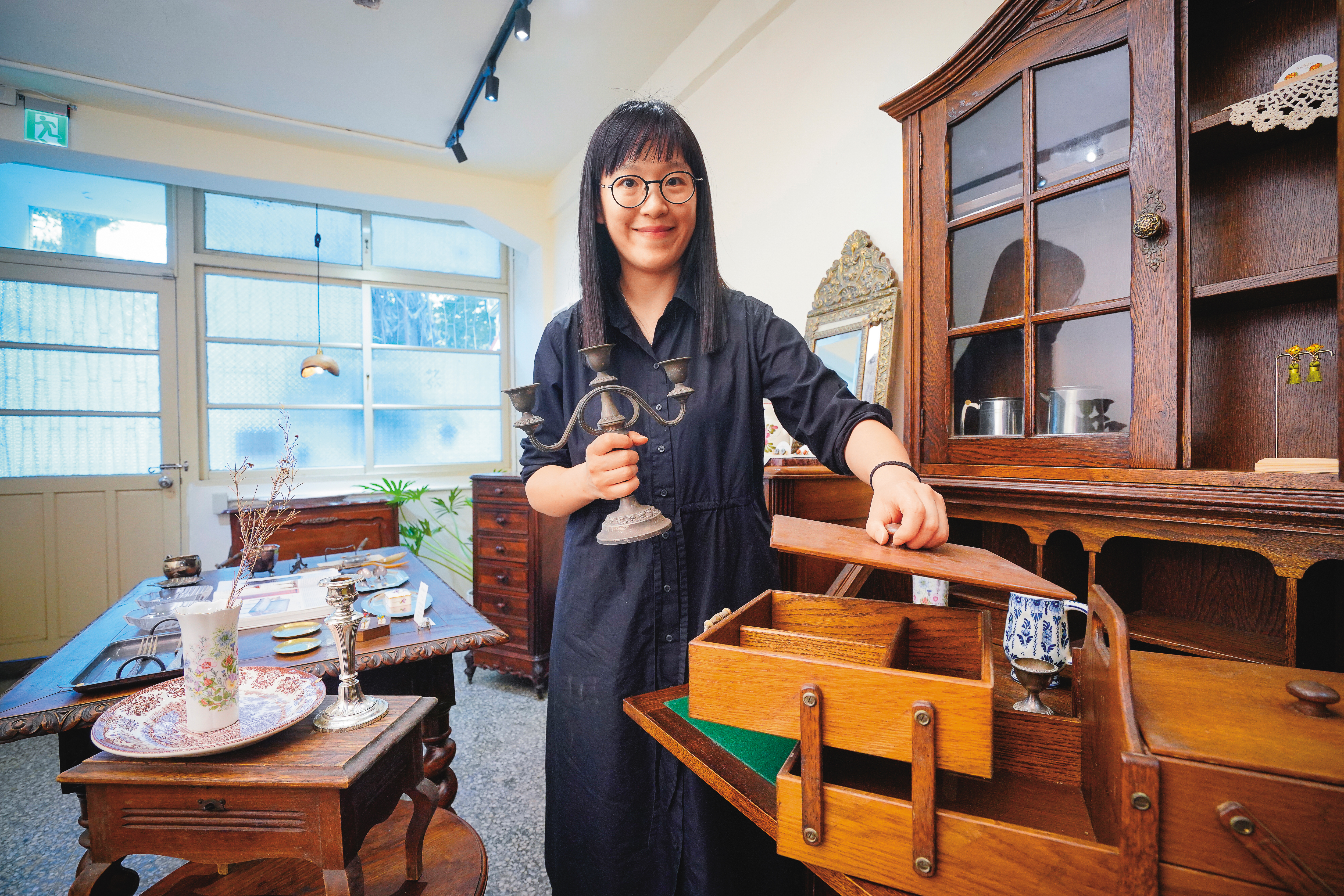 從小學美術的蔡宇恩,留學法國念藝術期間戀上了歐洲老物件,囤物太多的她還在網路上做起生意。一年多前更於空軍三重一村眷村文化園區開起實體店鋪。