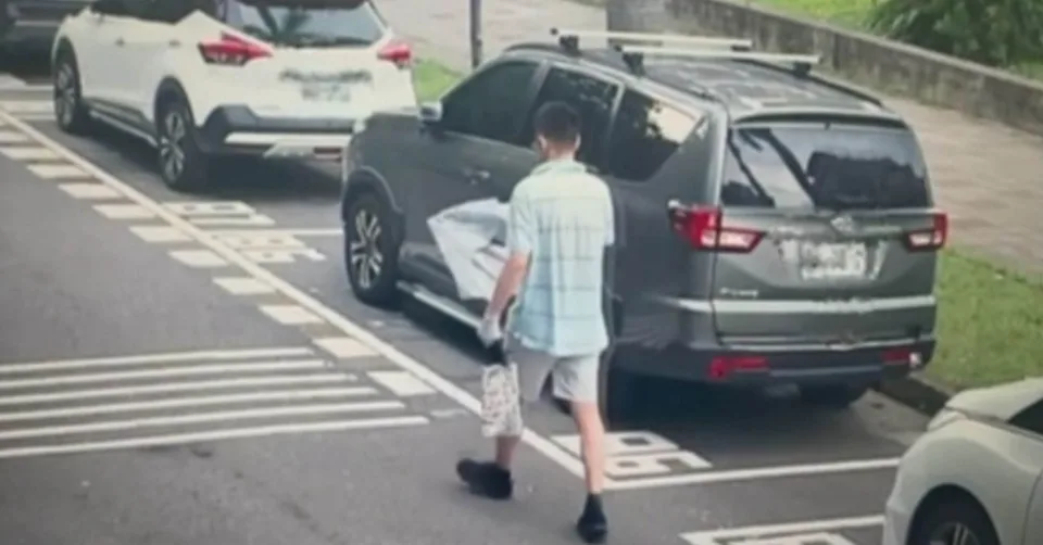 陽明交通大學電機系教授因家族財產紛爭，涉嫌持藍波刀殺害紀姓連襟。檢警在搜查林詩淳教授位於校區內的教職員宿舍時，意外發現屋內門窗與天花板被密密麻麻地貼滿錫箔紙，終日不見天日。（翻攝畫面）