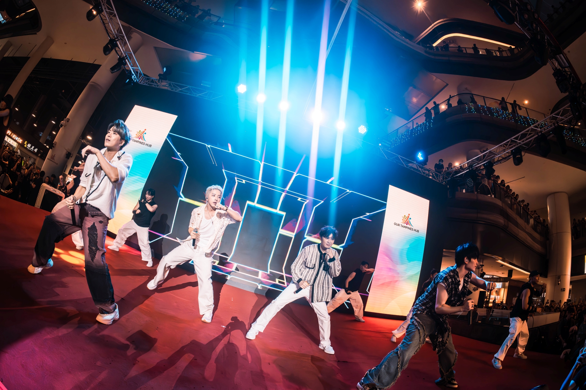 Energy簽票會吸引9,000名粉絲到場，簽到晚上11點才結束。（相信音樂提供）