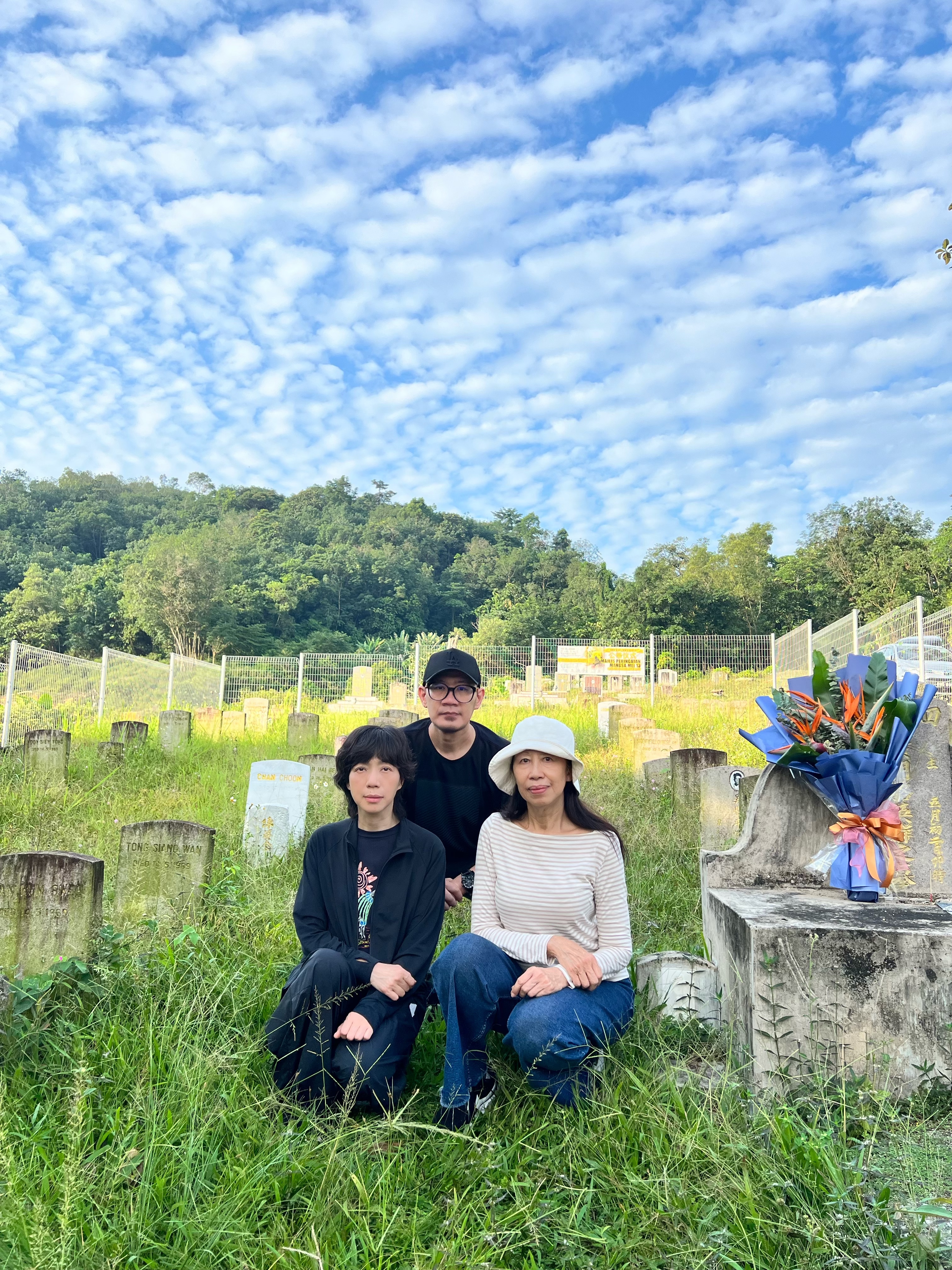 大馬宣傳結束後,導演張吉安帶萬芳及另一位主演蔡寶珠赴拍攝地513事件的亂葬崗祭拜。(原點概念提供)