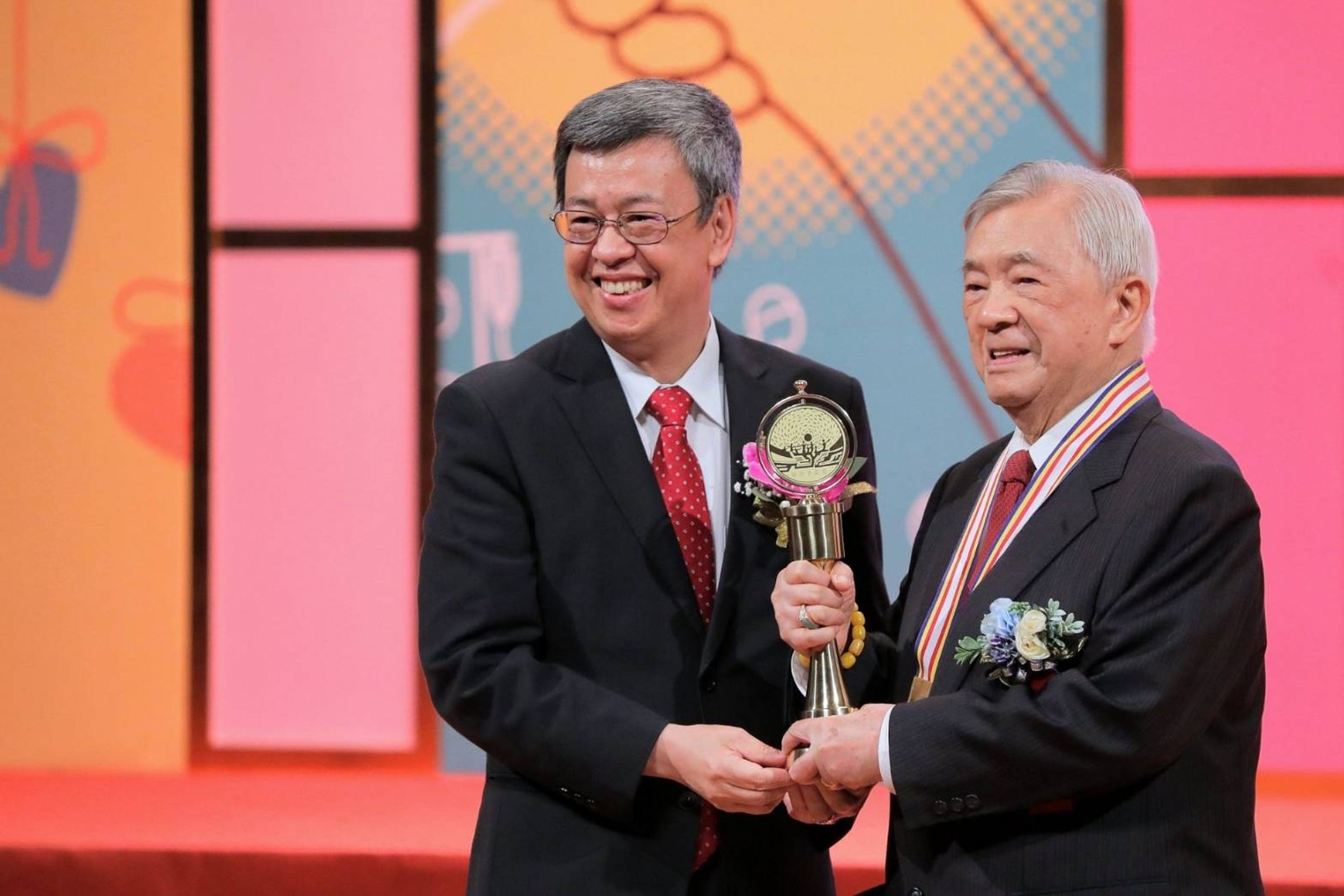 連文彬（右）2019年獲得第29屆醫療奉獻獎。（總統府提供）