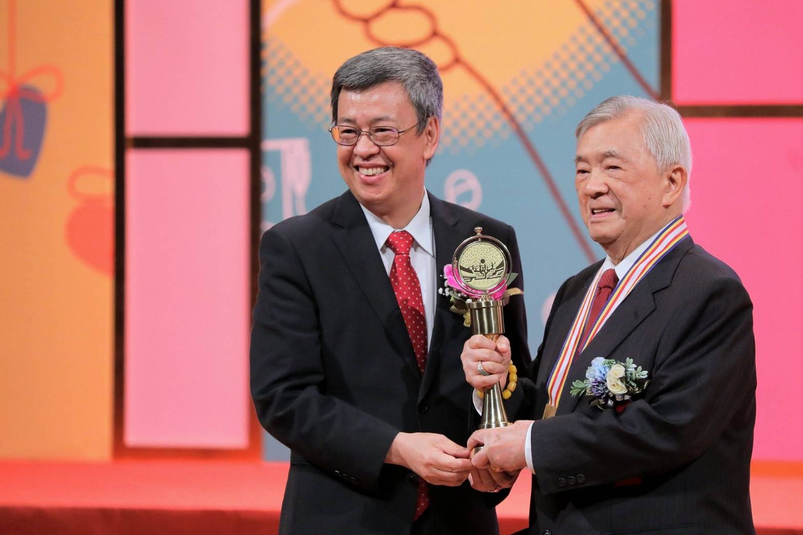 連文彬(右)2019年獲得第29屆醫療奉獻獎。(總統府提供)