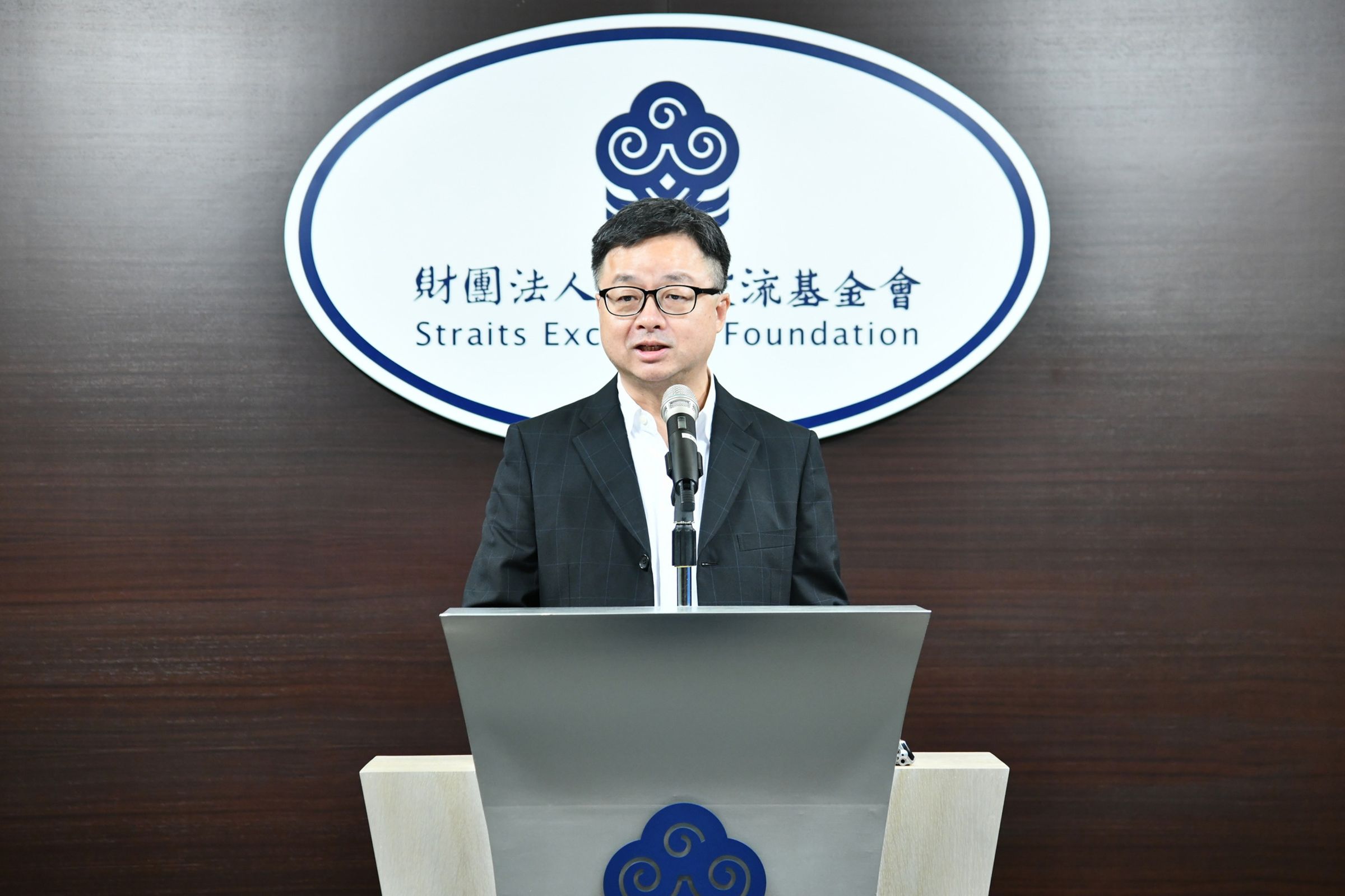 羅文嘉提醒民眾，中國並非正常民主社會，前往中國有風險，建議非必要別前往。（海基會提供）