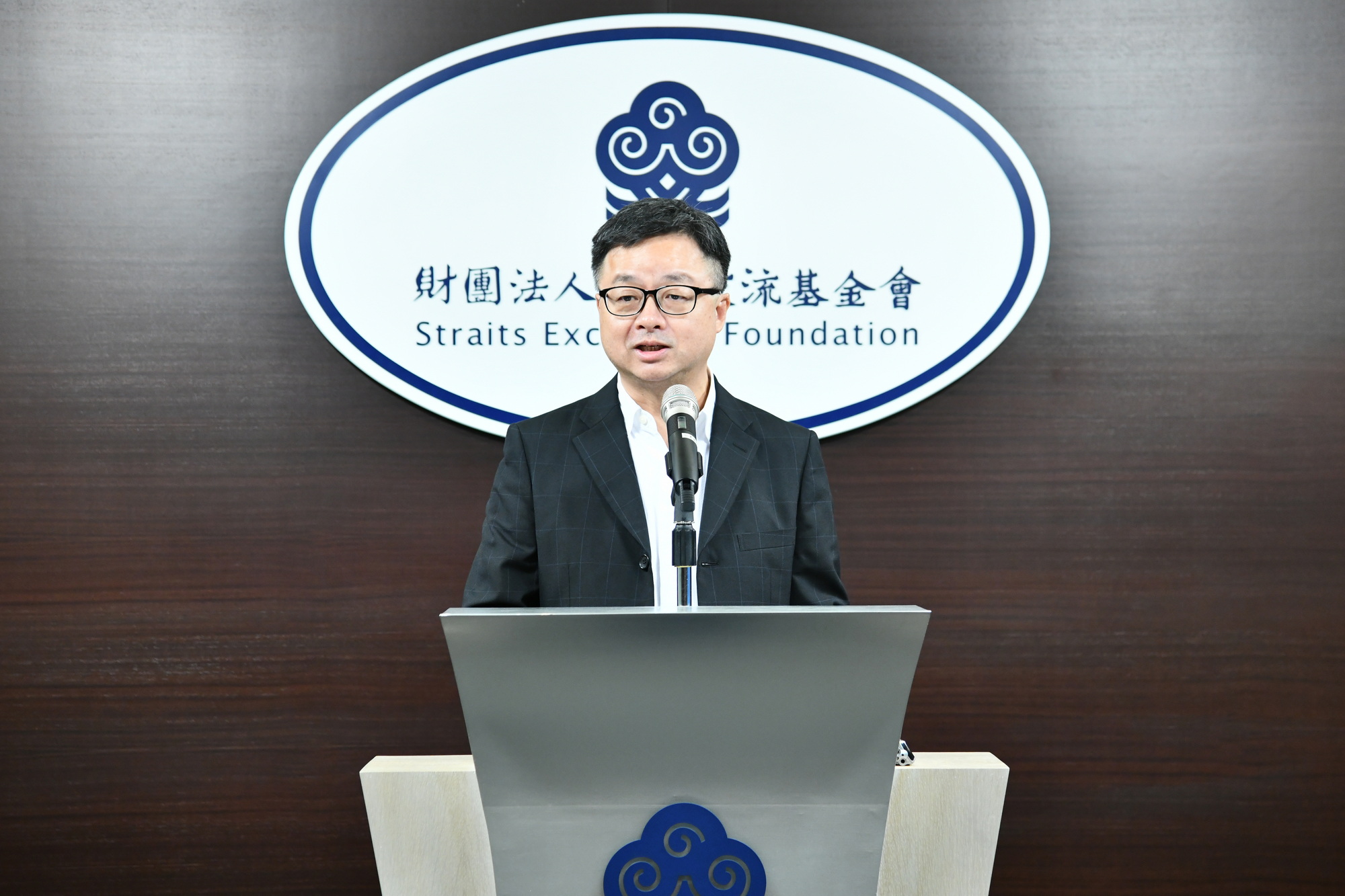 羅文嘉提醒民眾，中國並非正常民主社會，前往中國有風險，建議非必要別前往。（海基會提供）