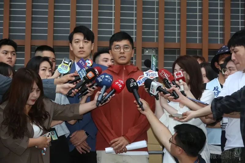 李孝亮遭爆雙重國籍又閃兵。（鏡報董孟航）