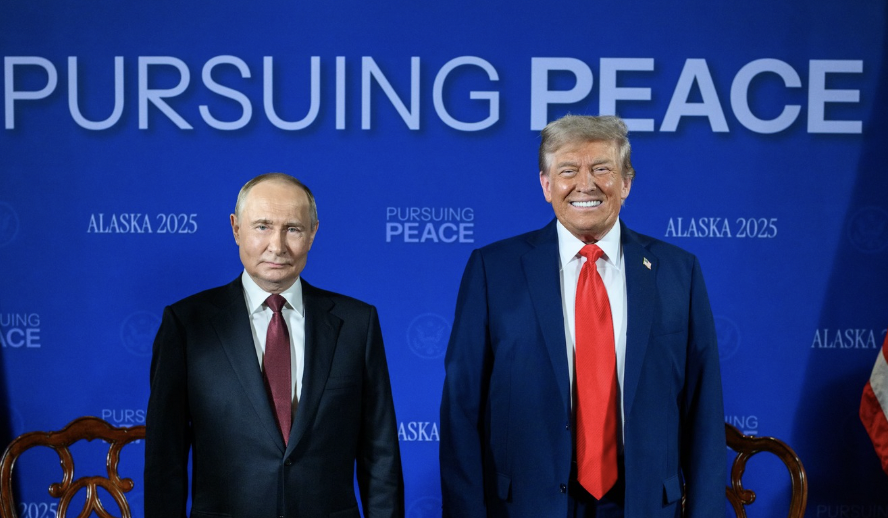 川普（右）和普丁（左）會面。（翻攝自白宮臉書）