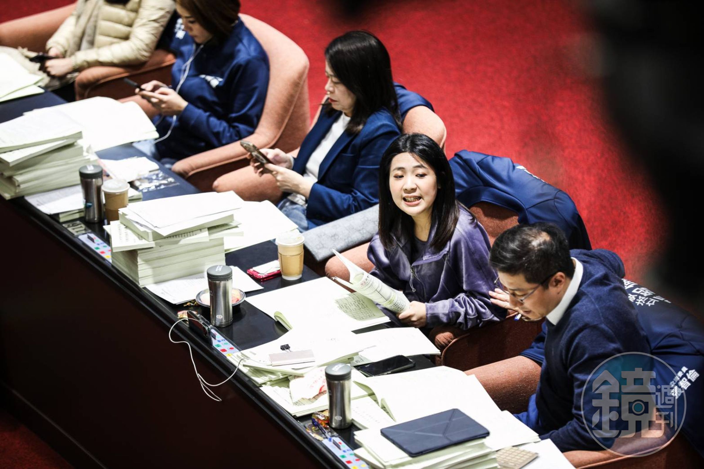 綠委不滿藍白凍結潛艦預算,國民黨立委徐巧芯嗆「你們的海鯤號要先浮起來再講,浮起來就有錢了,浮起來就有錢了好不好。」