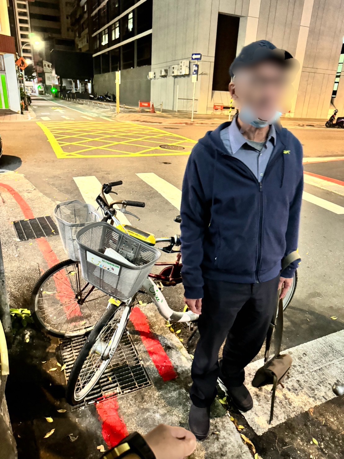 警方在徐男停單車處埋伏，待徐男牽車時將他逮捕。（翻攝畫面）