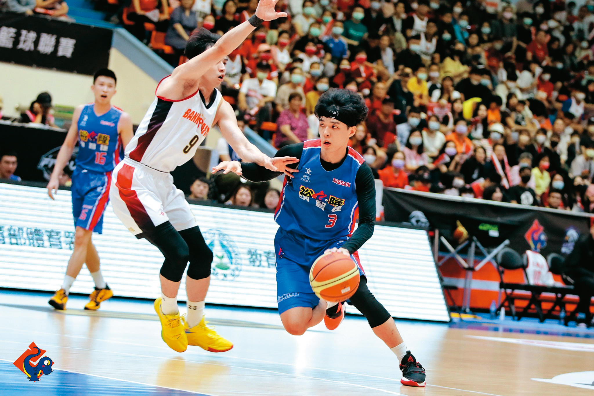 吳季穎（右）在裕隆時期表現不差，未料離隊原因竟是涉打假球遭開除。（翻攝裕隆納智捷籃球隊臉書）