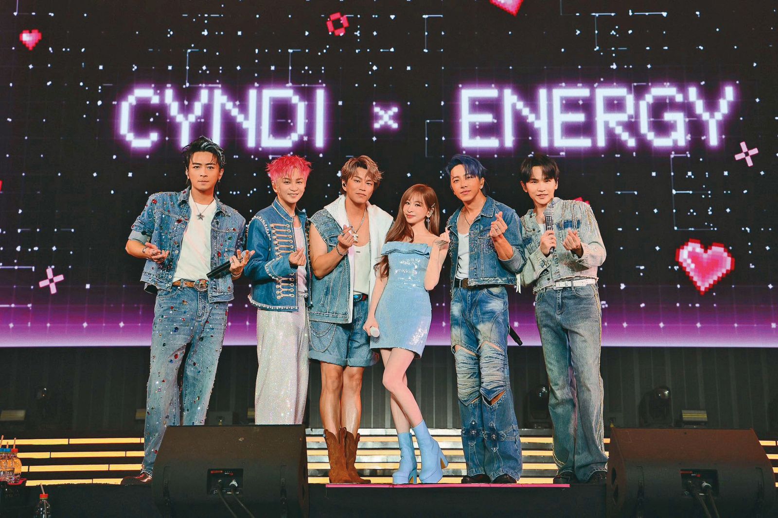Energy「ALL IN全面進擊」演唱會日前一連兩天在高雄巨蛋舉辦，邀來甜心教主王心凌（右三）助陣並合唱〈愛你〉。 （翻攝自Energy臉書）