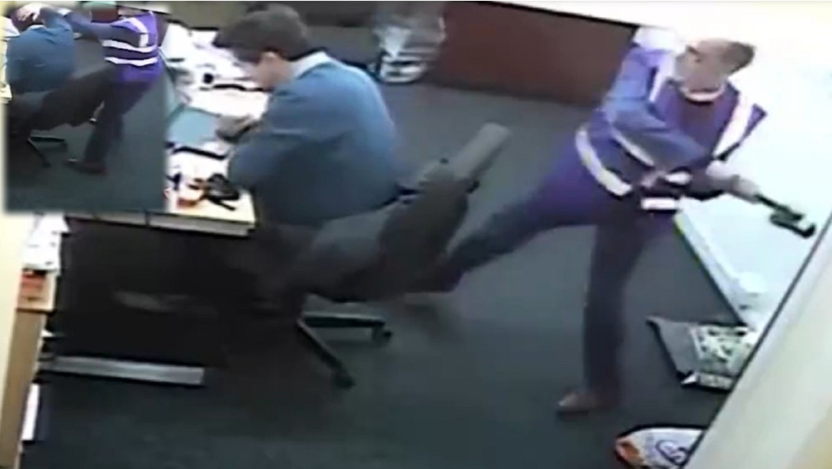 校長(後方)不滿副校長派克「共用情婦」,去年3月憤而持扳手在辦公室偷襲狠K副校長頭部。(翻攝自X)