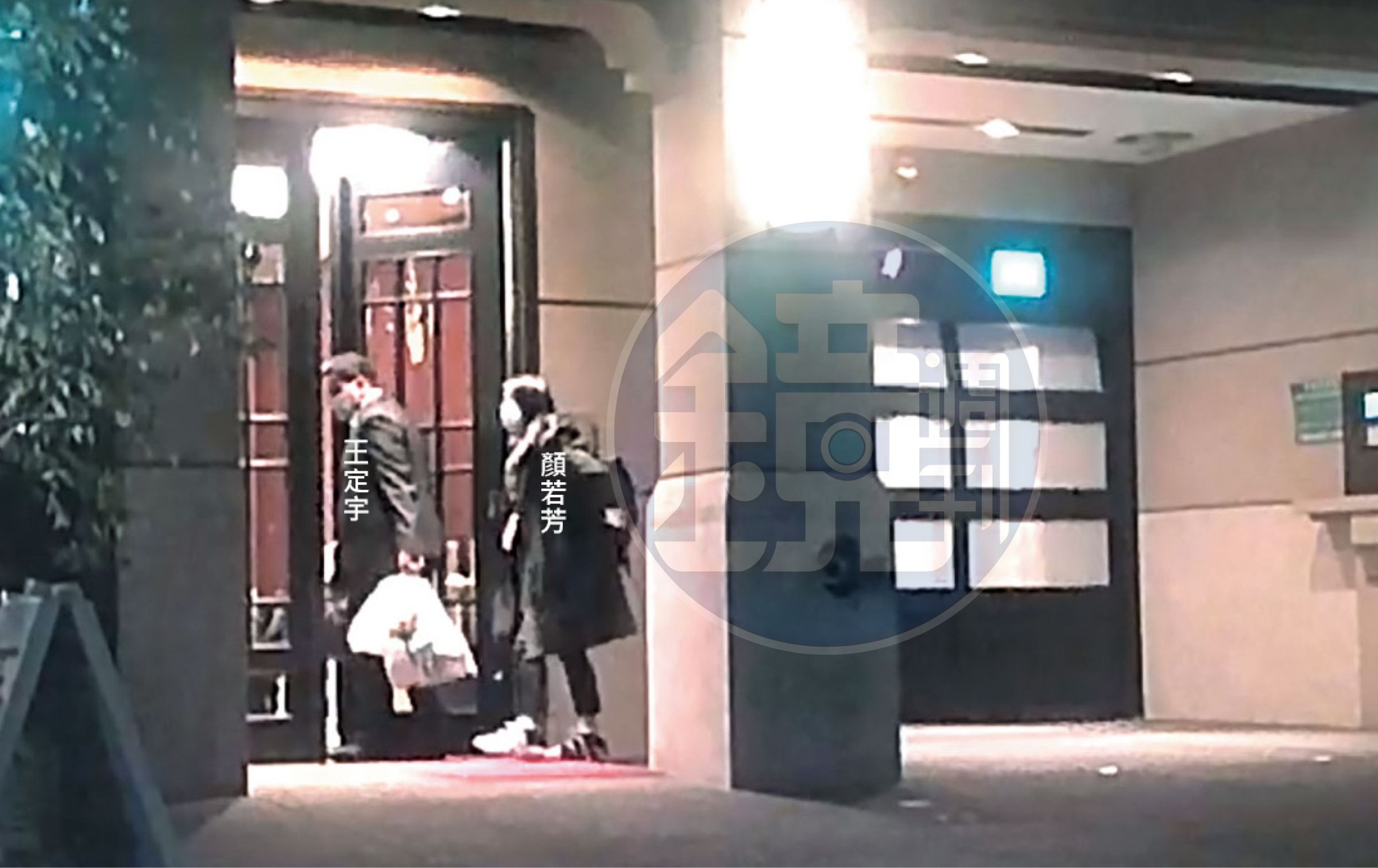 本刊曾直擊王定宇(左)與顏若芳(右)在北市大同區一處小豪宅同居,2人事後堅稱是房東與房客關係。