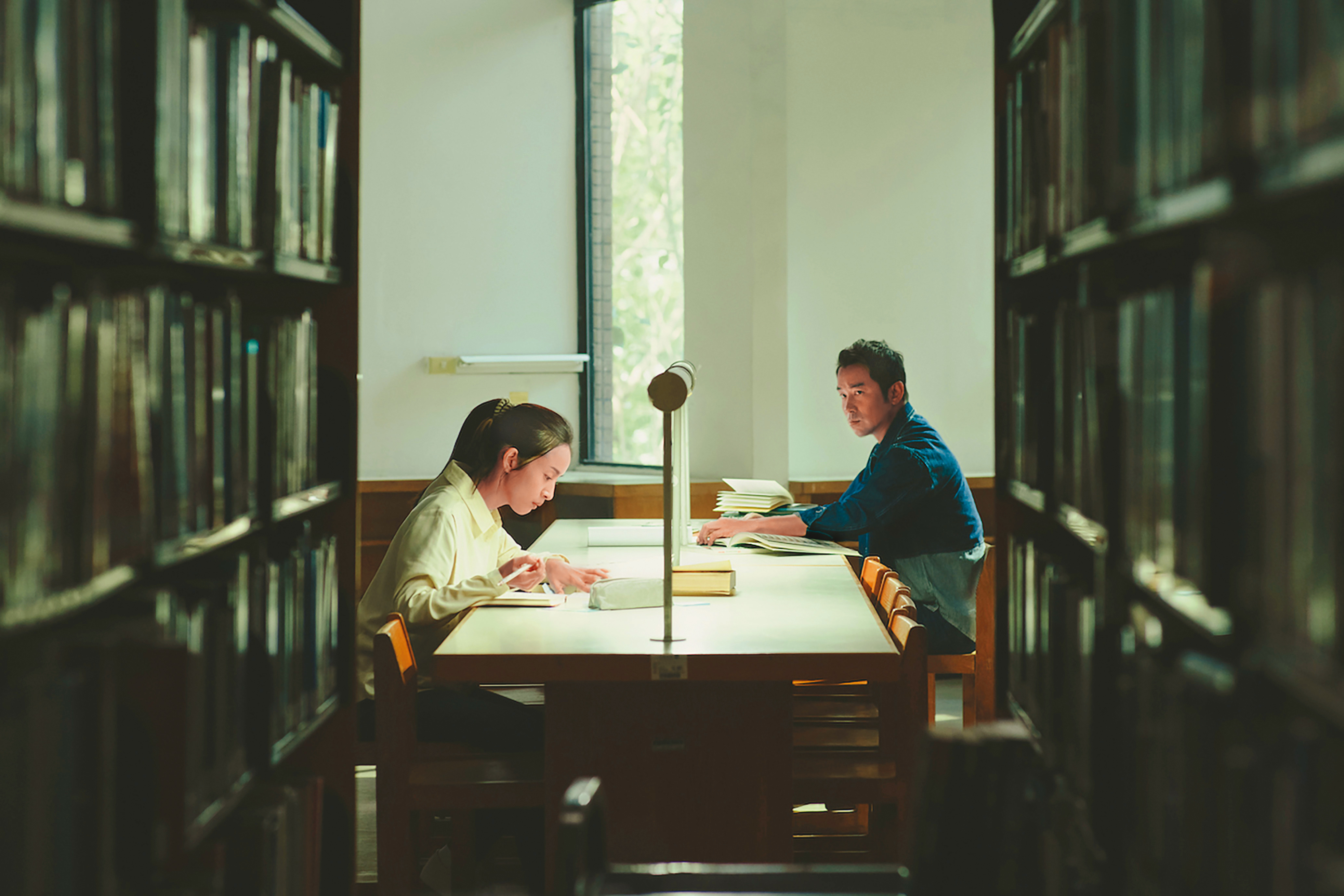 片中張孝全（右）與林依晨（左）看似令人稱羨的一對，卻難以逃離家暴的陰影。（風起娛樂提供）