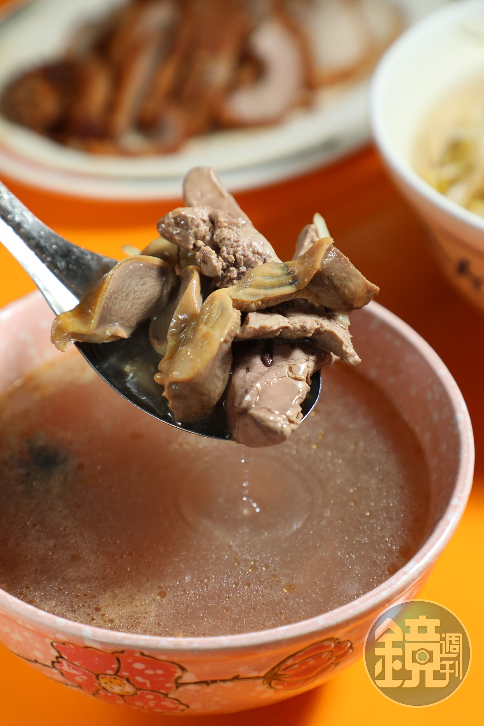 「下水湯」包含雞肝、雞胗、雞心，麻油調味的湯頭居然一點不膩。（50元／碗）