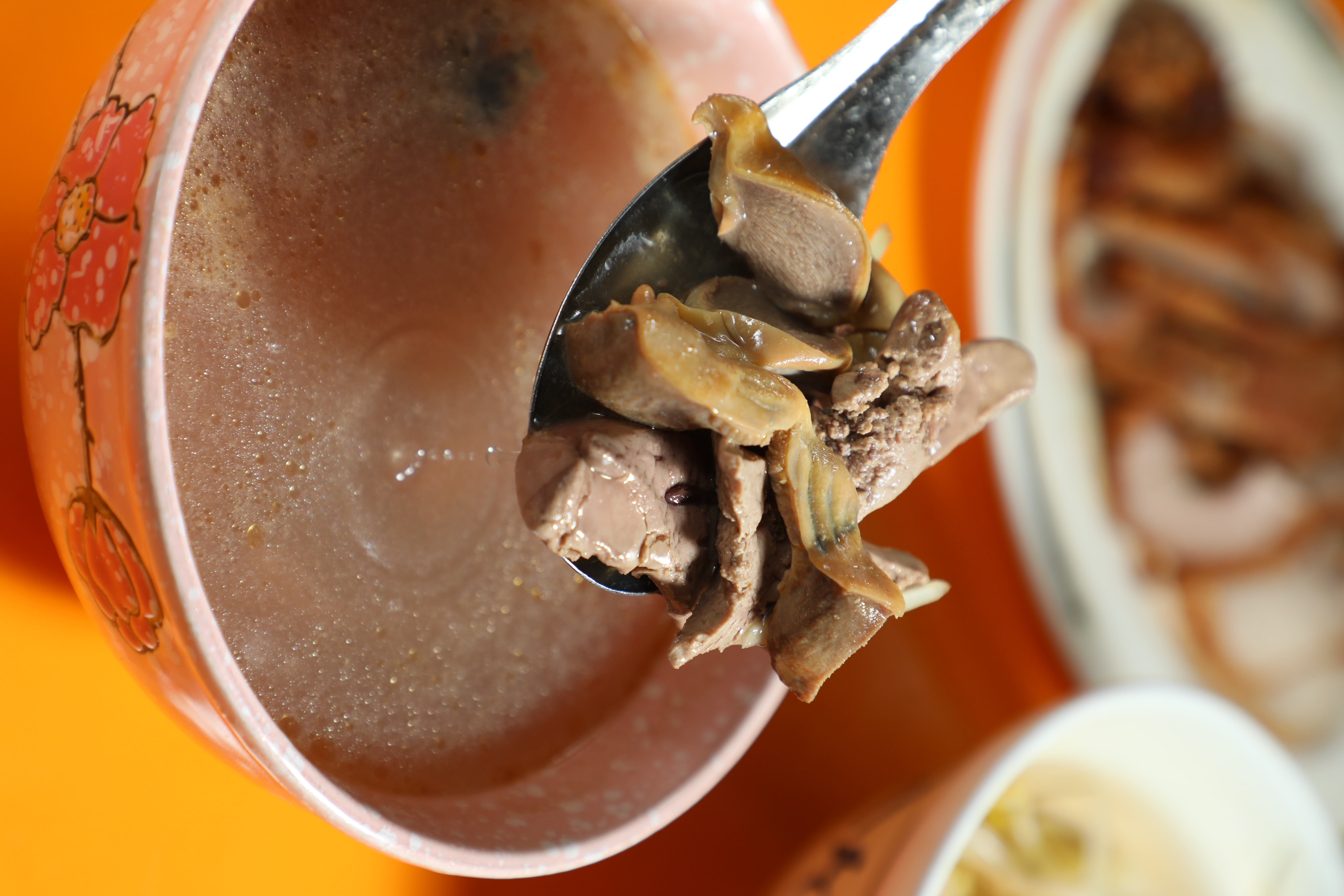 「下水湯」包含雞肝、雞胗、雞心，麻油調味的湯頭居然一點不膩。（50元／碗）