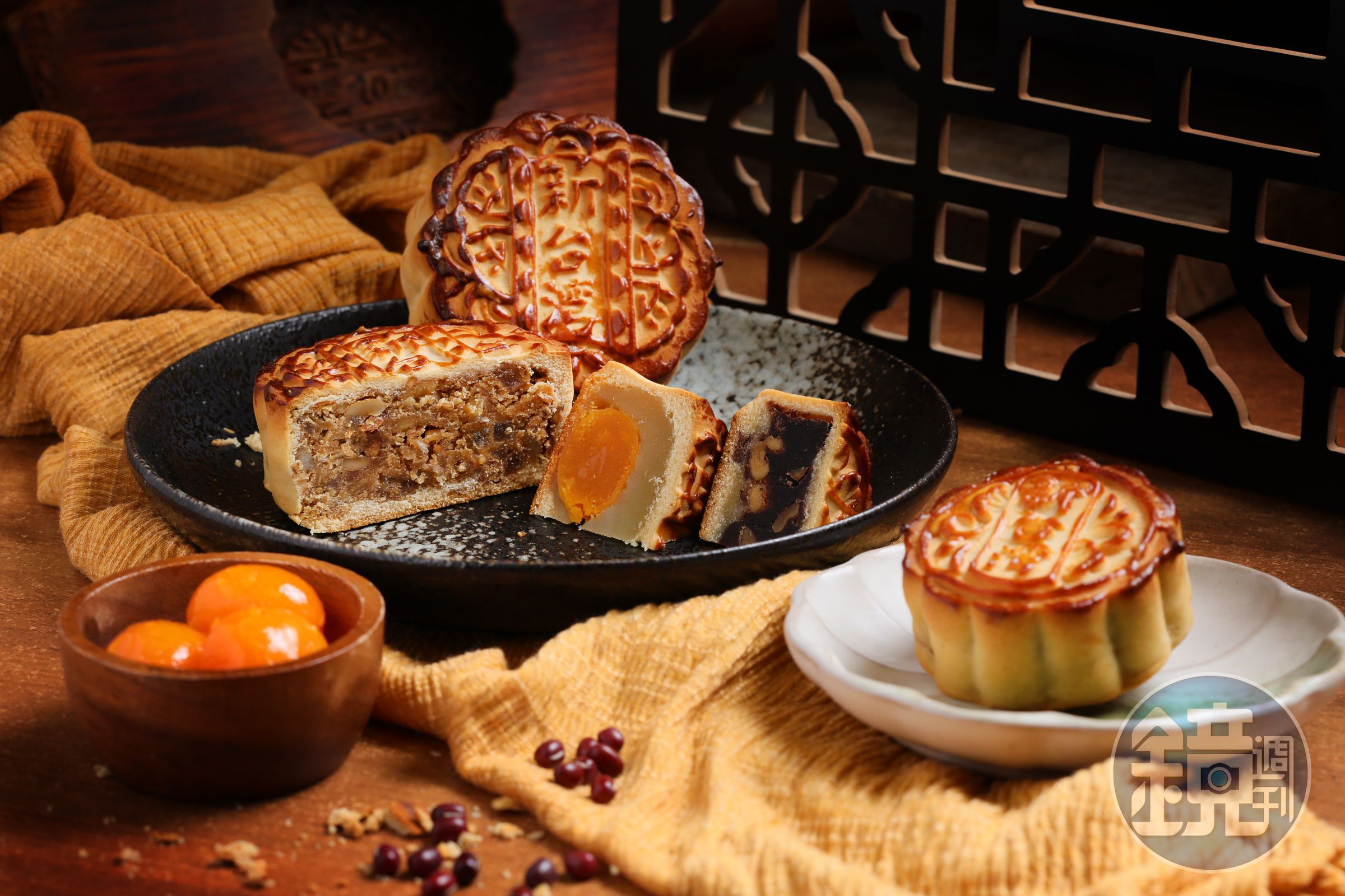 皮薄餡多的廣式月餅有多種口味，「伍仁」（左）、「蓮蓉蛋黃」（中）、「棗泥核桃」（右）都是老主顧必買首選，尺寸分為大中小。（55～230元／個）
