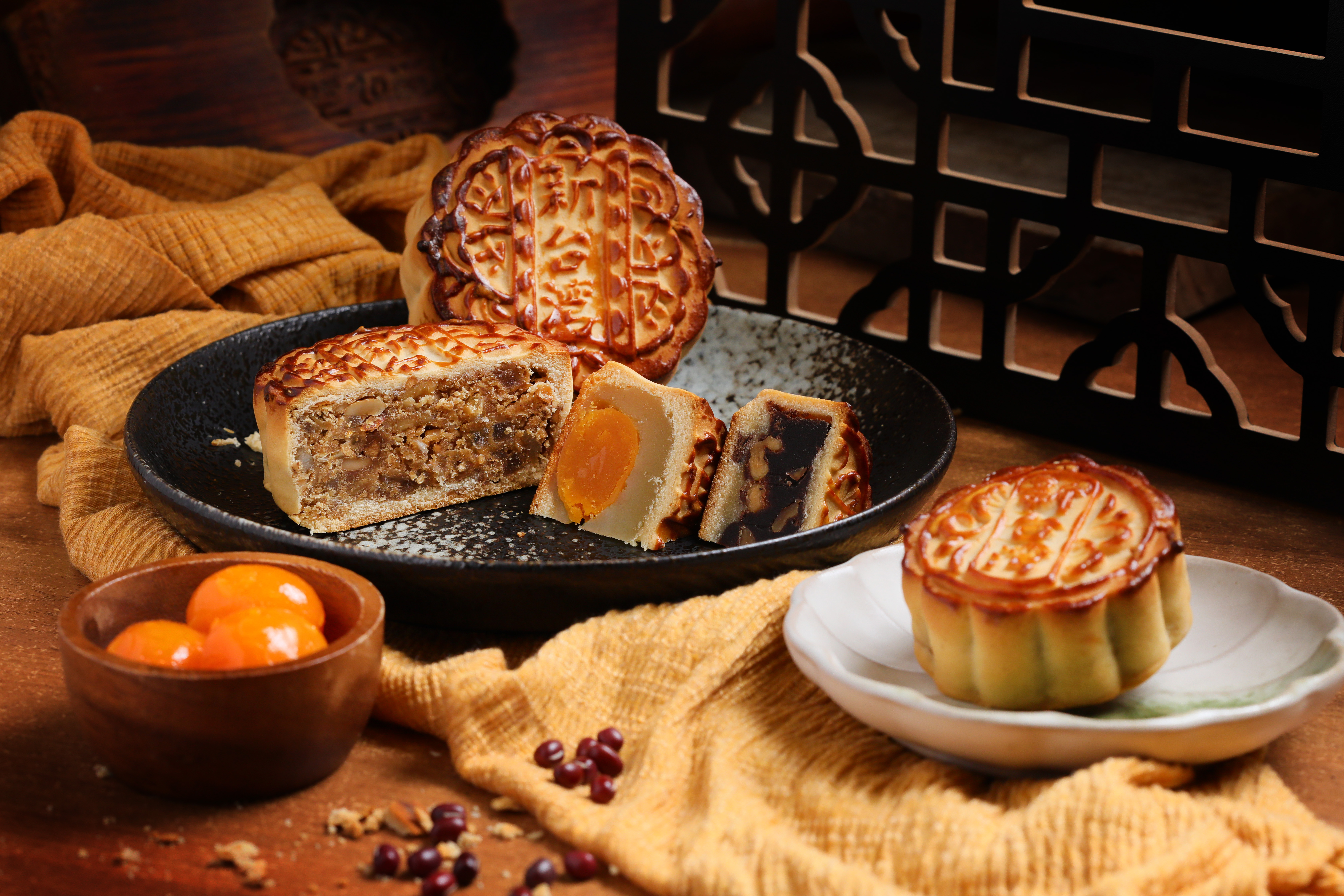 皮薄餡多的廣式月餅有多種口味，「伍仁」（左）、「蓮蓉蛋黃」（中）、「棗泥核桃」（右）都是老主顧必買首選，尺寸分為大中小。（55～230元／個）