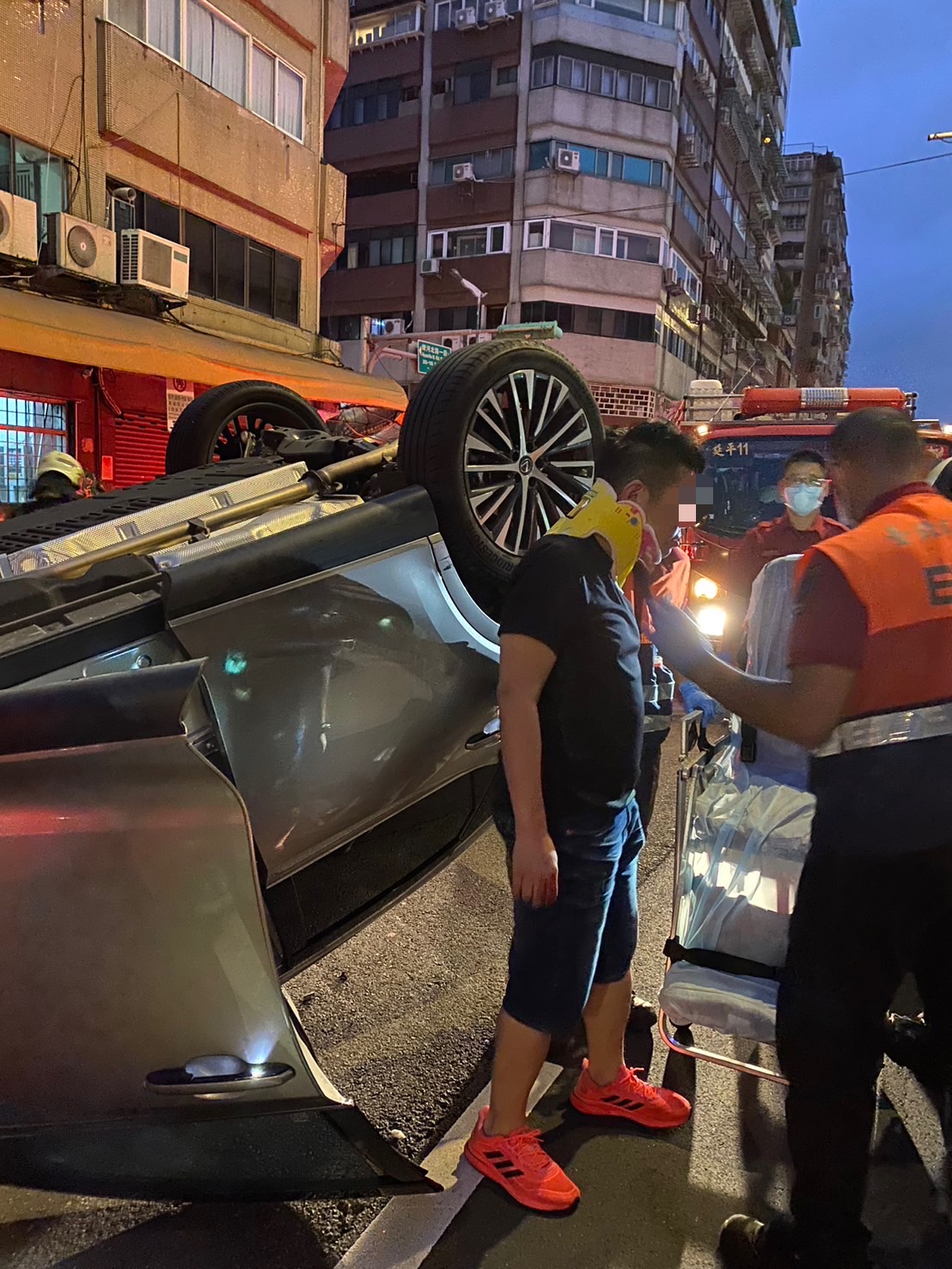 警消救出受困車內的林男,他竟渾身都是酒味。(翻攝畫面)