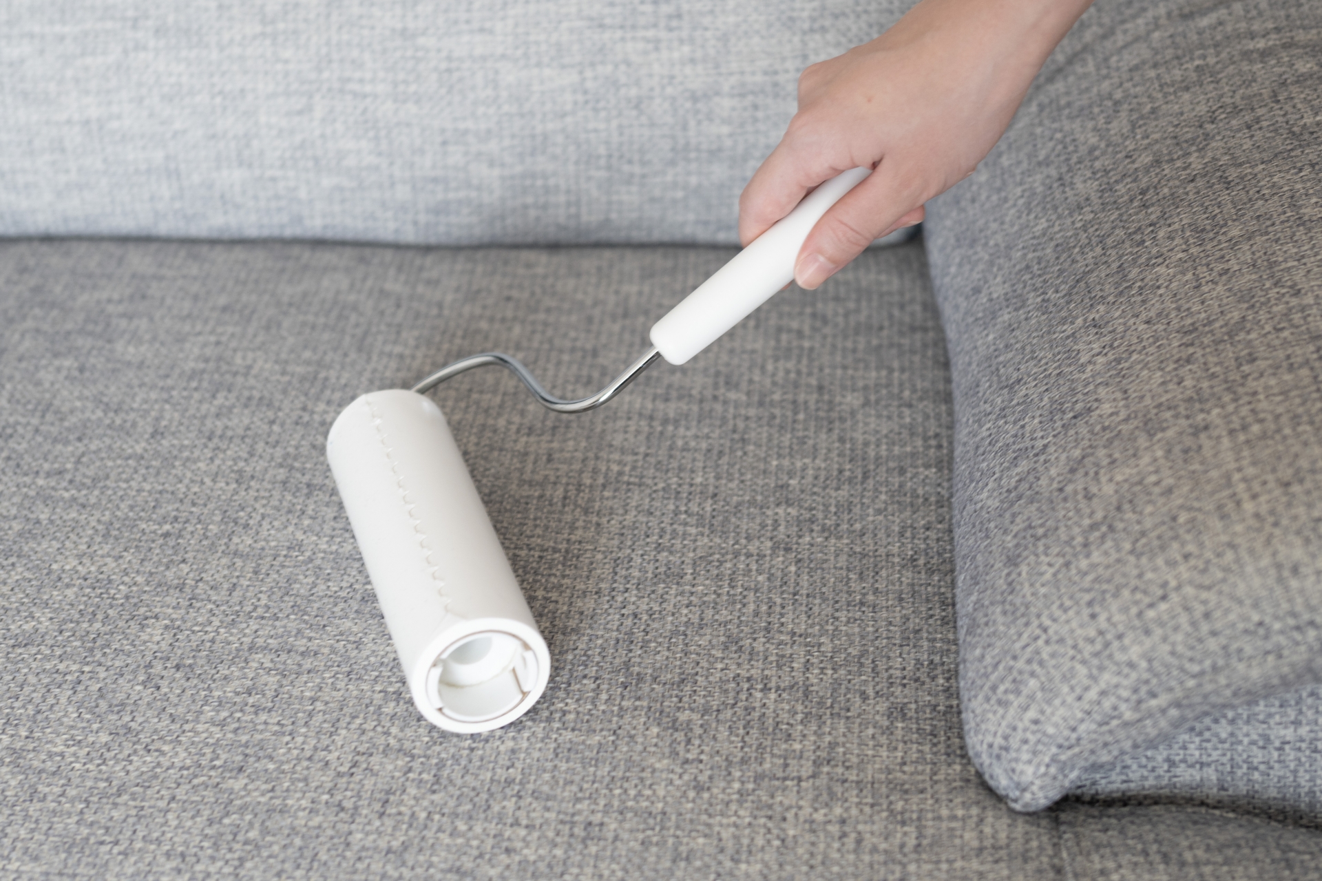 清潔滾輪被視為居家清潔毛髮利器，但太髒時找撕紙開口，也讓很多人感到困擾，家事達人陳映如建議，可以先摺一角預留，以後就很好撕。（翻攝自PhotoAC圖庫）