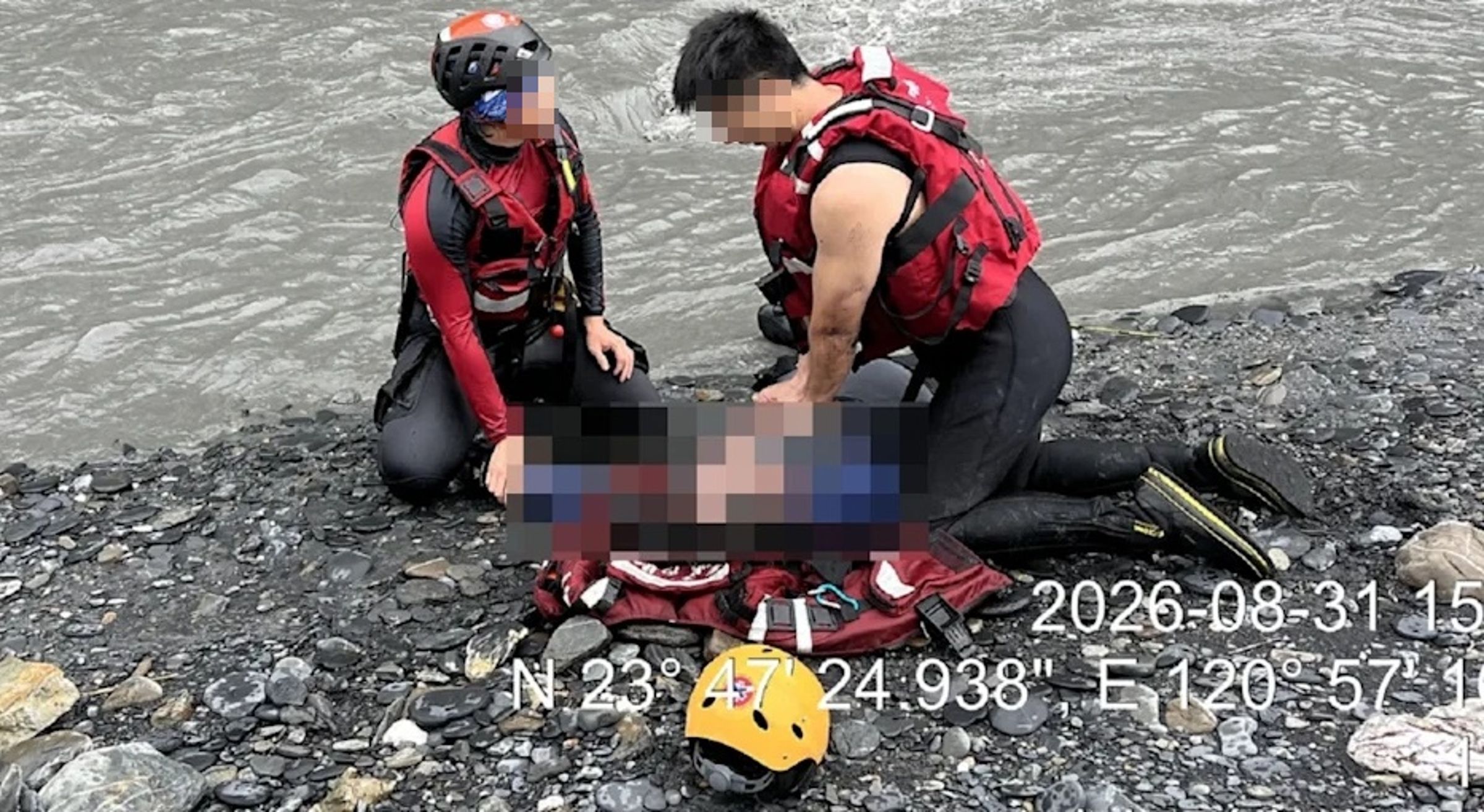 50歲伍姓消防員執行救援任務時，不幸遭湍急溪水捲走，緊急送醫後仍搶救不治。（翻攝畫面）