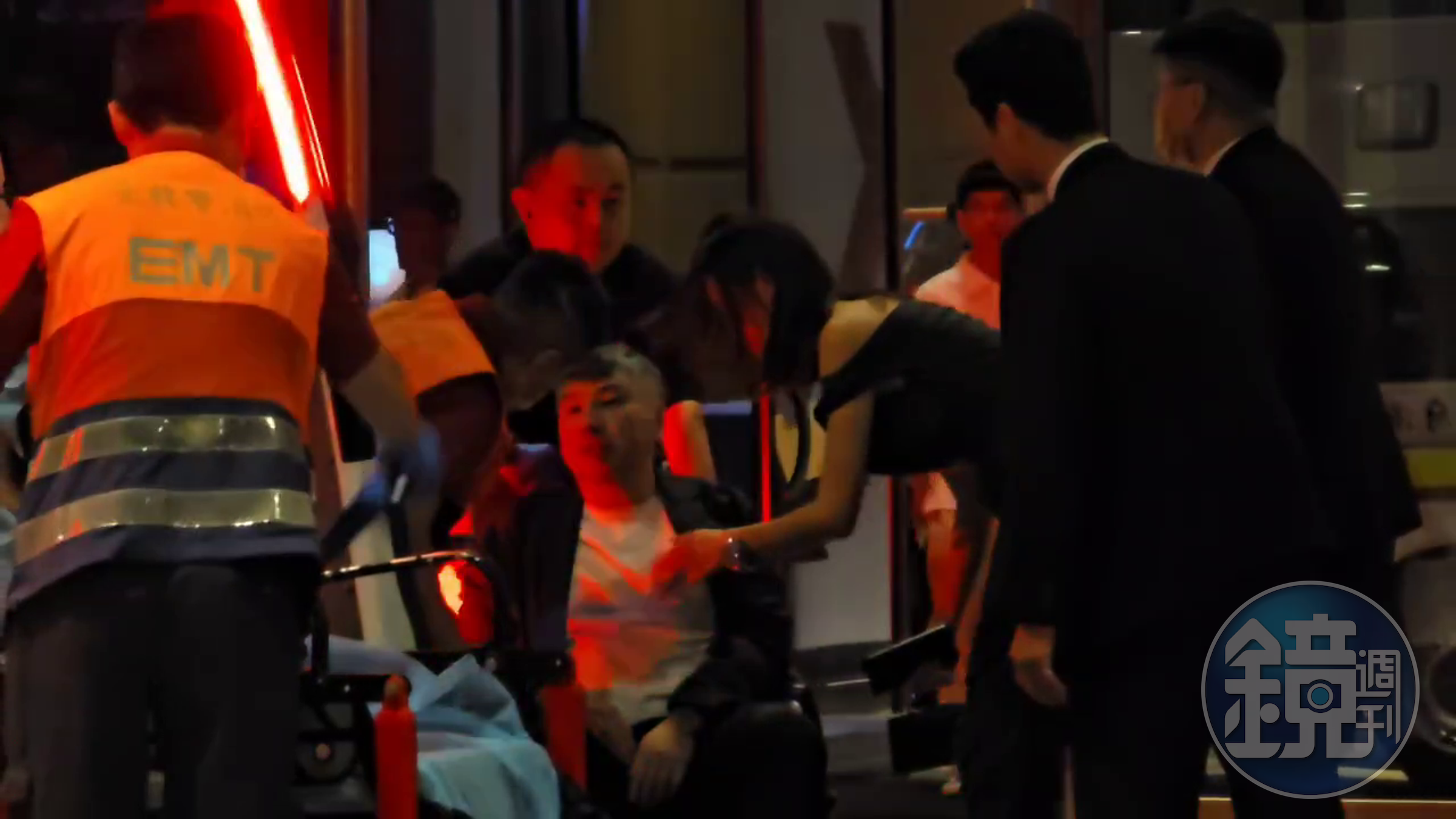 詹仁雄被攙扶到救護車前後,被抬上擔架上車送醫。
