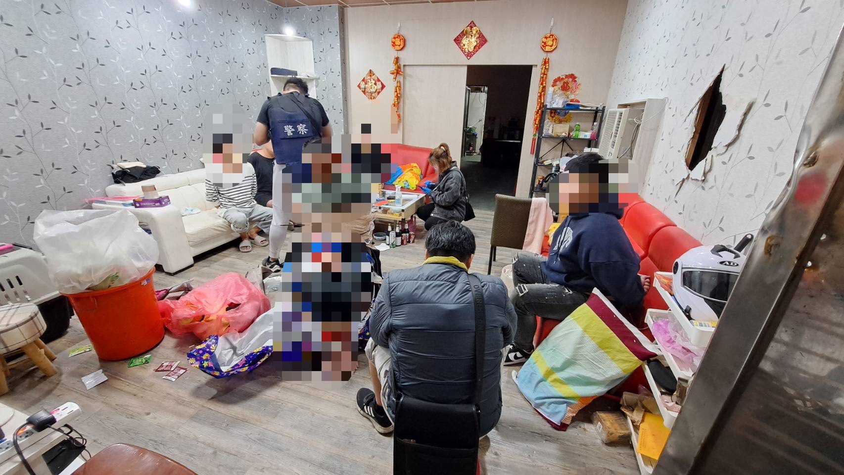 阮男被救出時（中央馬賽克者）眼睛、口、手腳被五花大綁，全身是血，慘不忍睹（中檢提供）