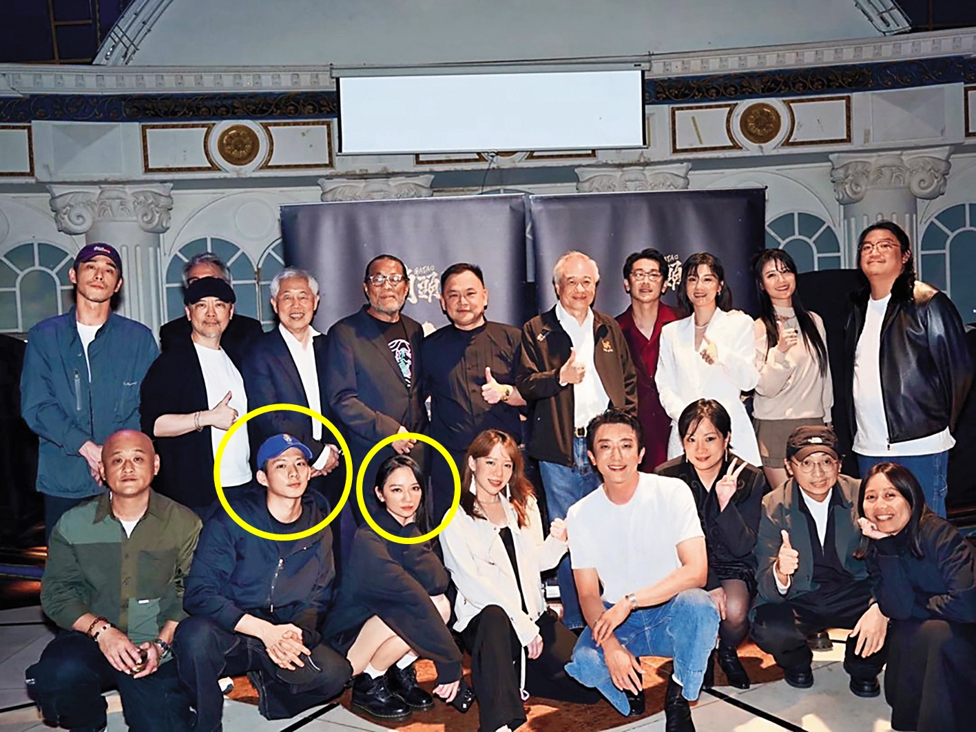 導演李安（後排右二）、金馬主席李屏賓（後排右四）與《角頭—大橋頭》主創合照，吳念軒（前排左一）蹲在女友張芷瑄（前排左二）身旁。（翻攝自張威縯IG）