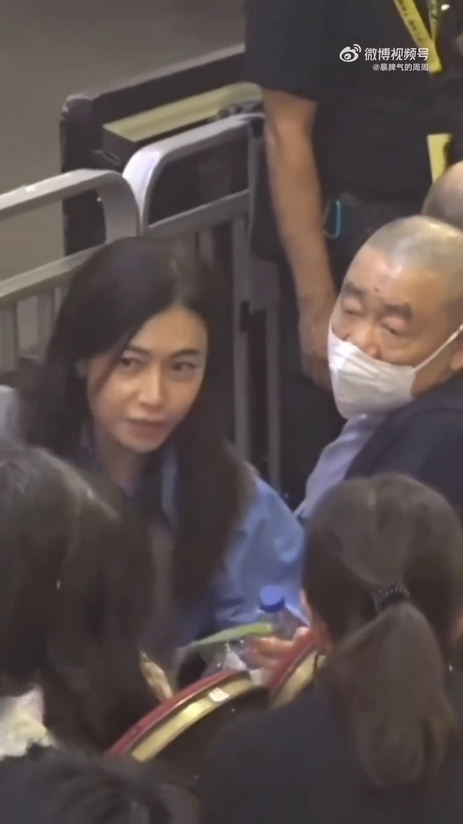 甘比（左）陪大劉（右）現身紅館，夫妻倆一起看演唱會。（翻攝微博）
