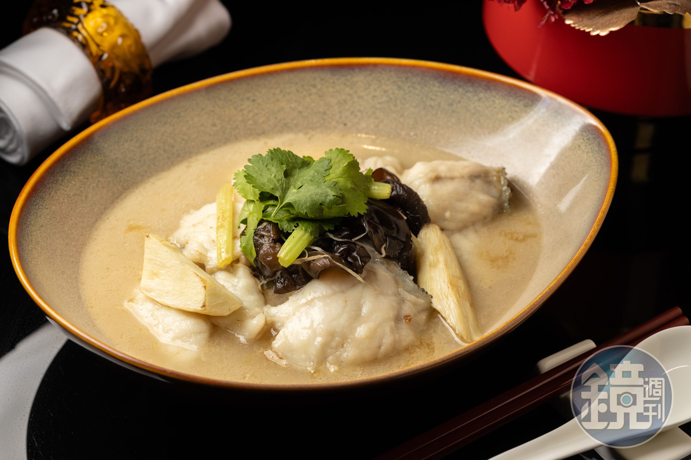 「酒香珍珠龍膽球」搭配時令的茭白筍,魚肉Q彈且酒香四溢。(1,288元/份)