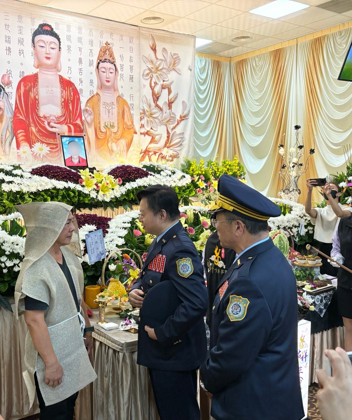 矯正署署長向家屬致哀。(矯正署提供)