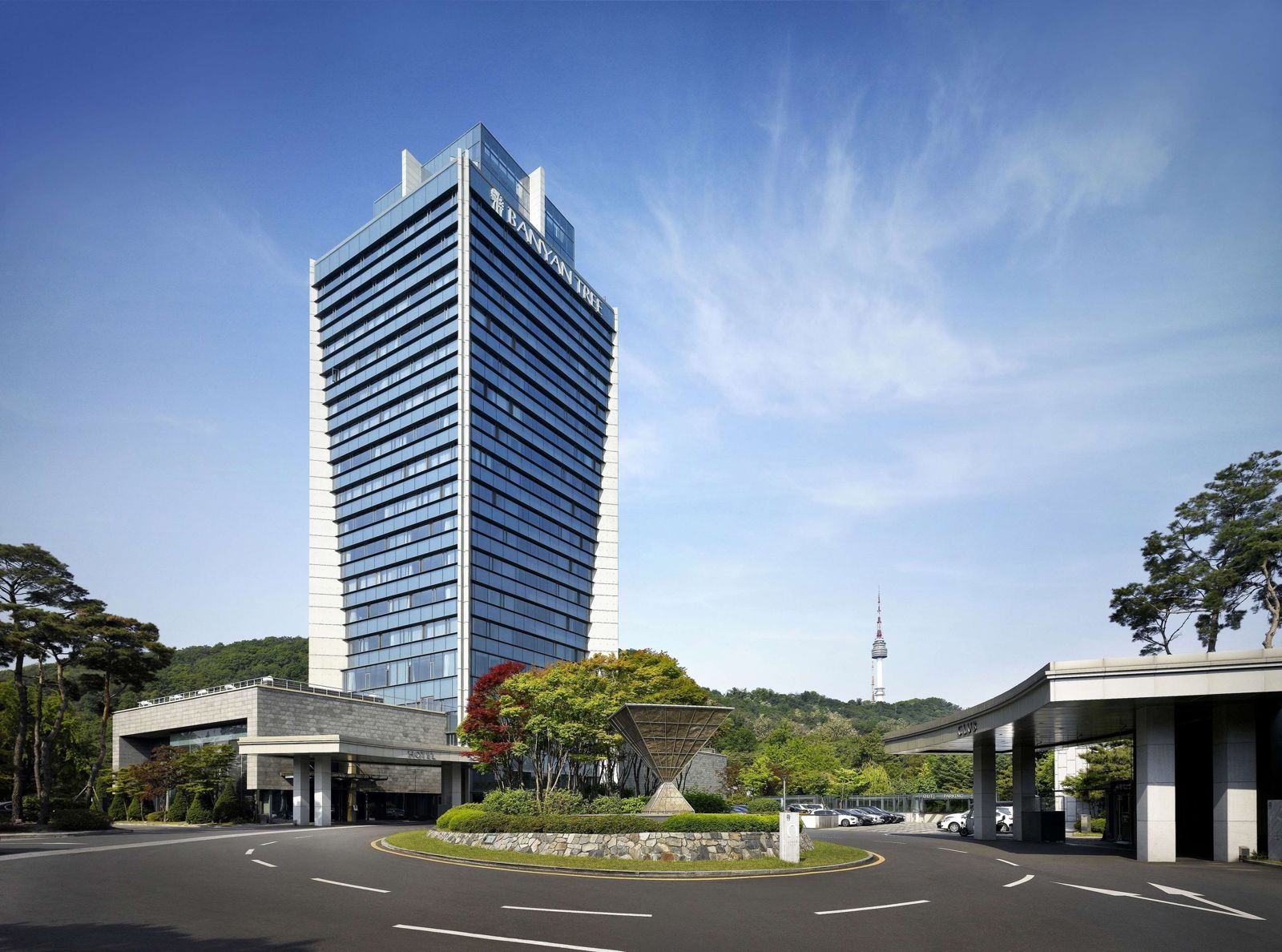「首爾悅榕莊度假酒店」客房設計融入全景落地窗,旅人可以飽覽南山的盎然綠意與首爾天際線。(圖片:Booking.com)