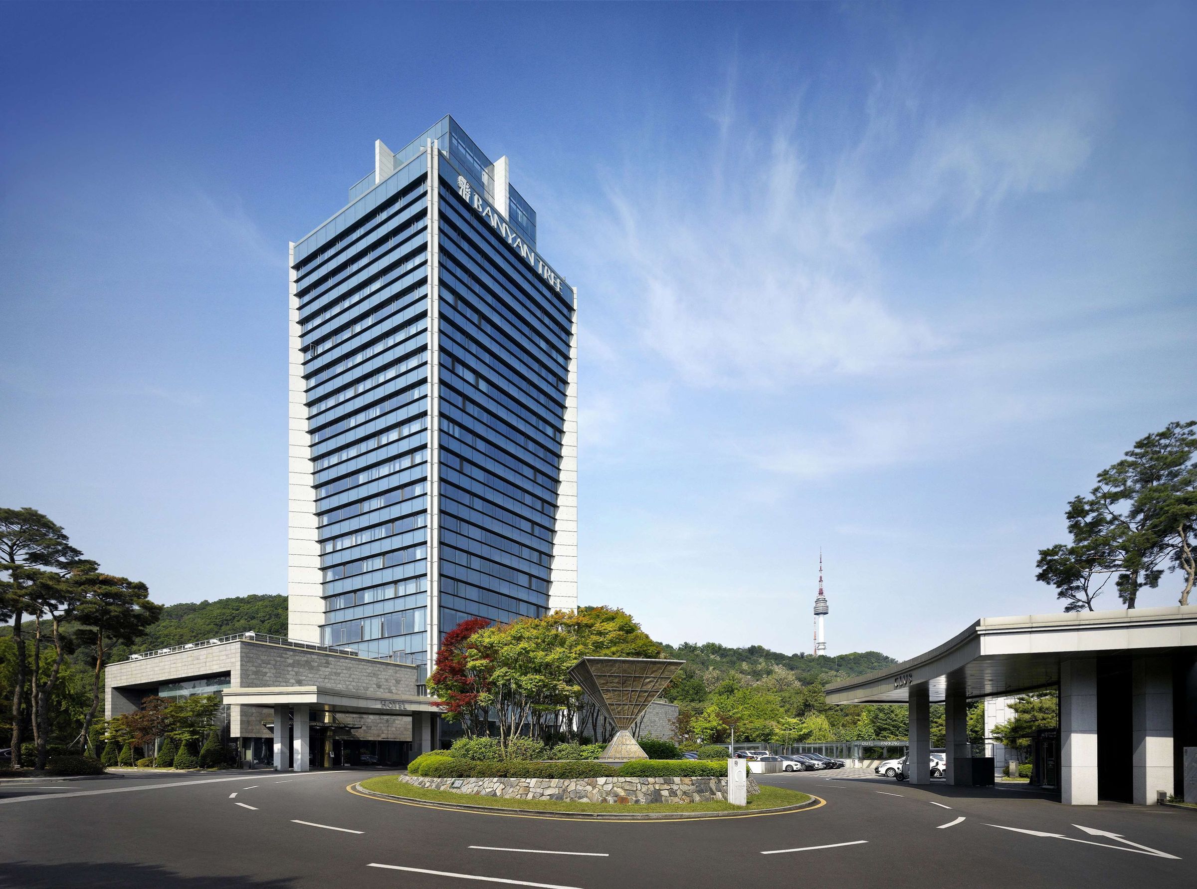 「首爾悅榕莊度假酒店」客房設計融入全景落地窗,旅人可以飽覽南山的盎然綠意與首爾天際線。(圖片:Booking.com)