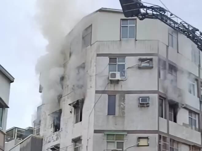 今（24日）清晨台南市東區東興路一棟連棟大樓發生火警。（台南市消防局提供）