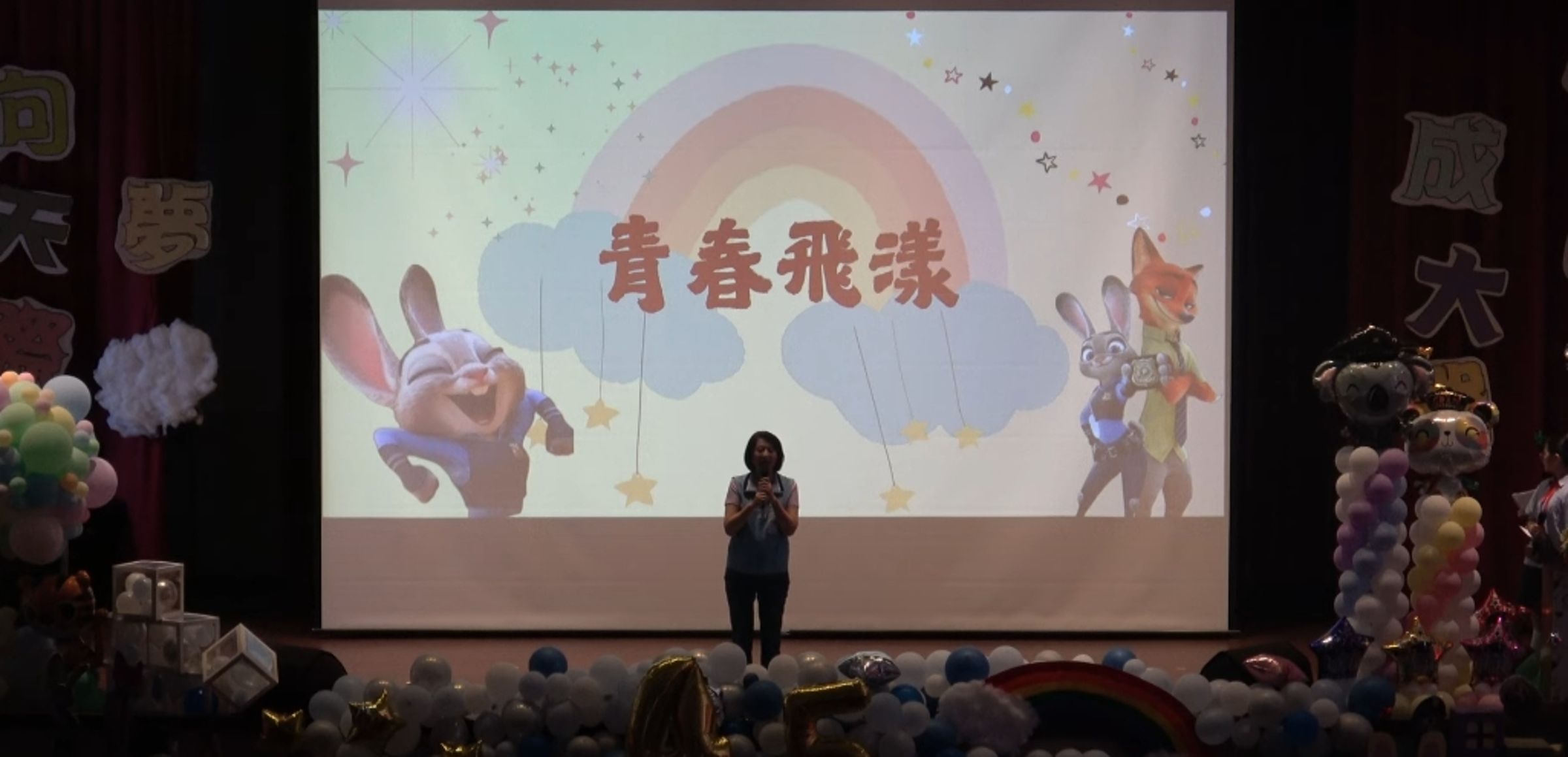 王鴻薇近日參與選區學校的畢業典禮活動，控遭罷免團體與網路側翼抹黑。（翻攝自臺北市立中山國中YT頻道）