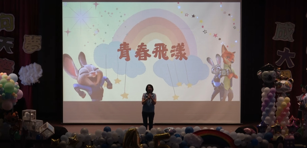 王鴻薇近日參與選區學校的畢業典禮活動，控遭罷免團體與網路側翼抹黑。（翻攝自臺北市立中山國中YT頻道）