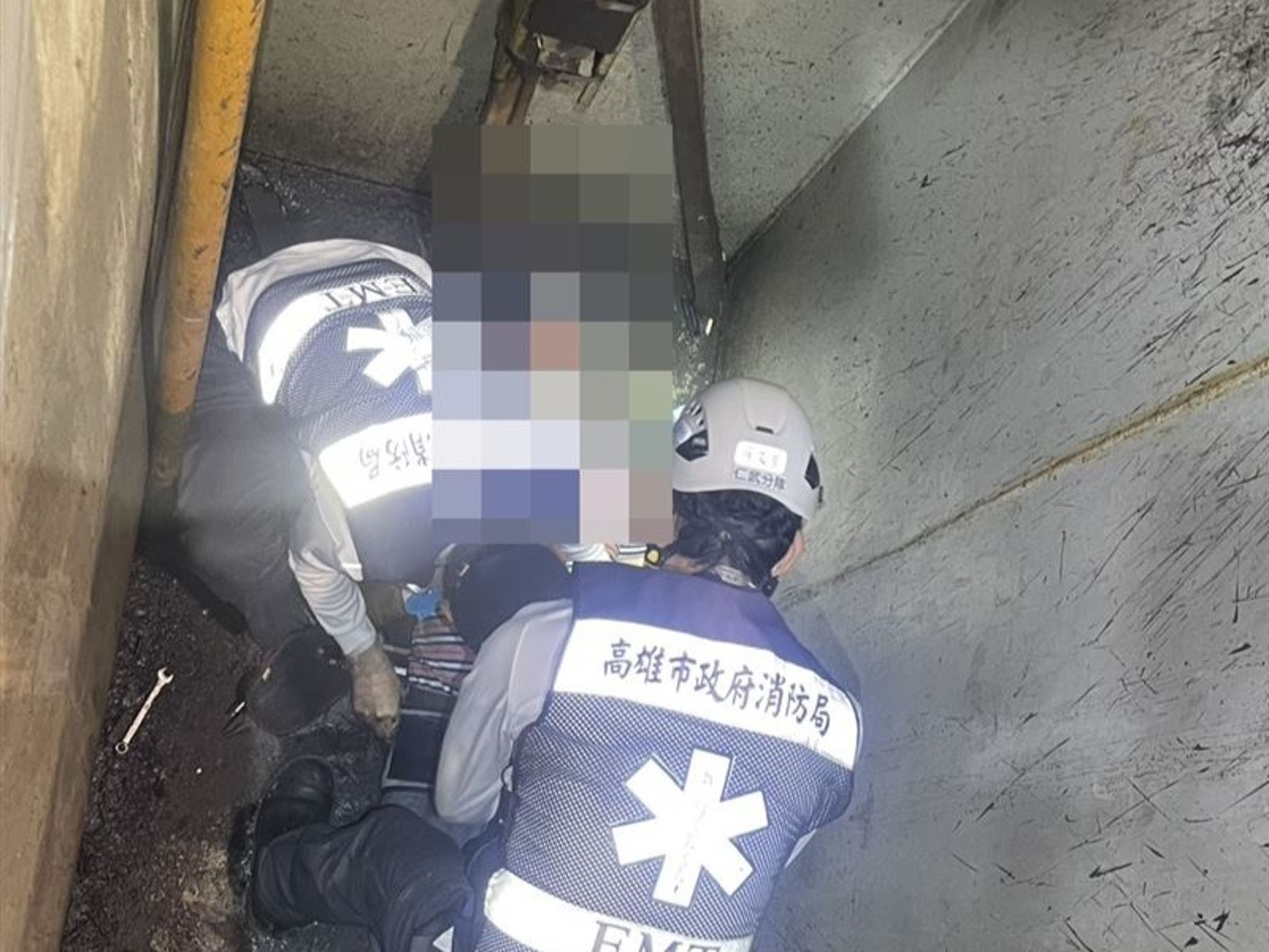高雄市仁武區一名水電工在作業時不慎踩空墜落3至4公尺深的溝槽。（翻攝畫面）