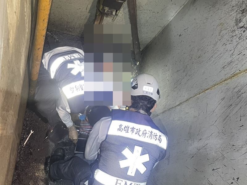 高雄市仁武區一名水電工在作業時不慎踩空墜落3至4公尺深的溝槽。（翻攝畫面）