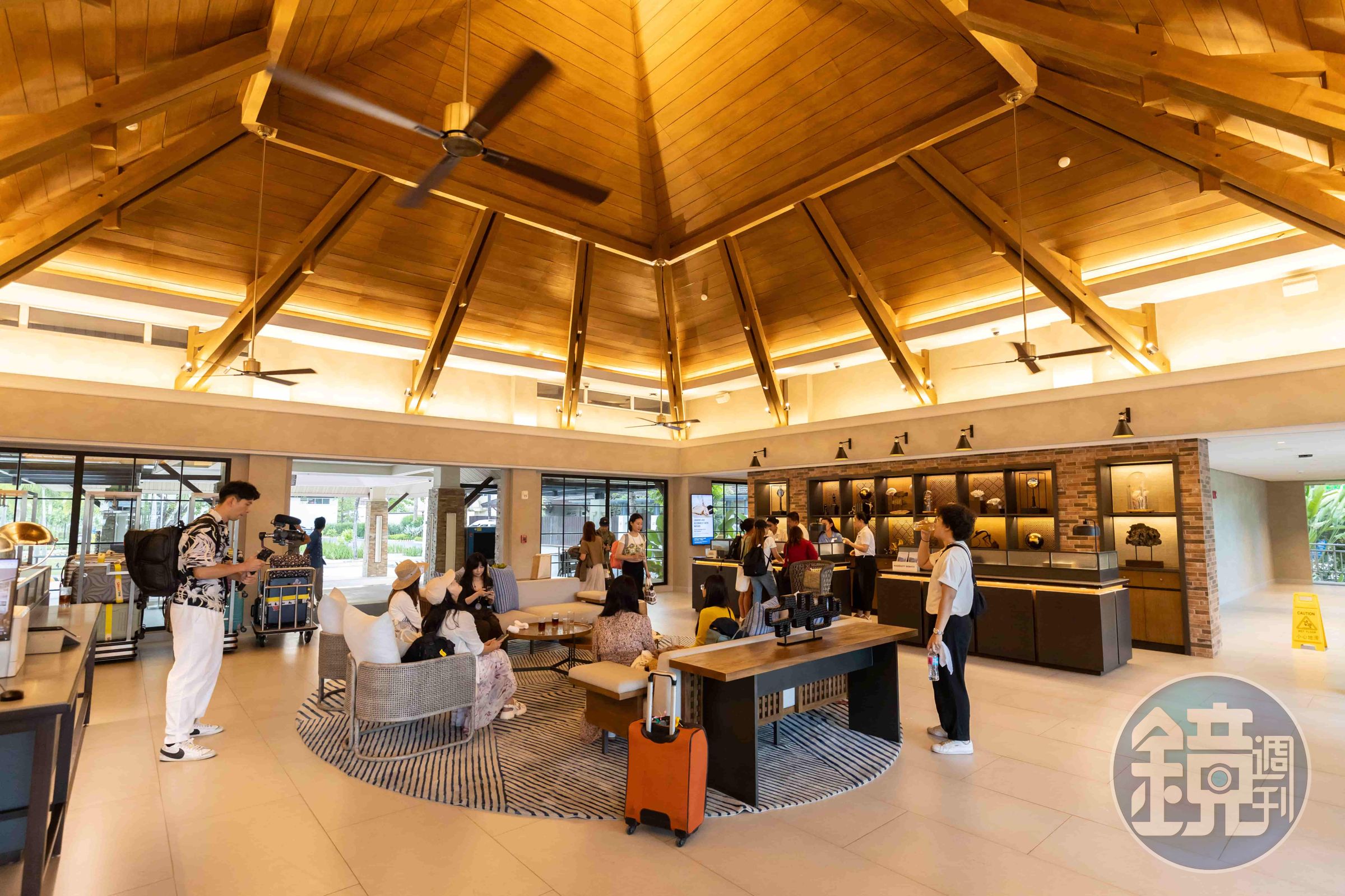 巴拉望公主港福朋喜來登飯店大廳寬敞，氛圍充滿輕盈度假感。