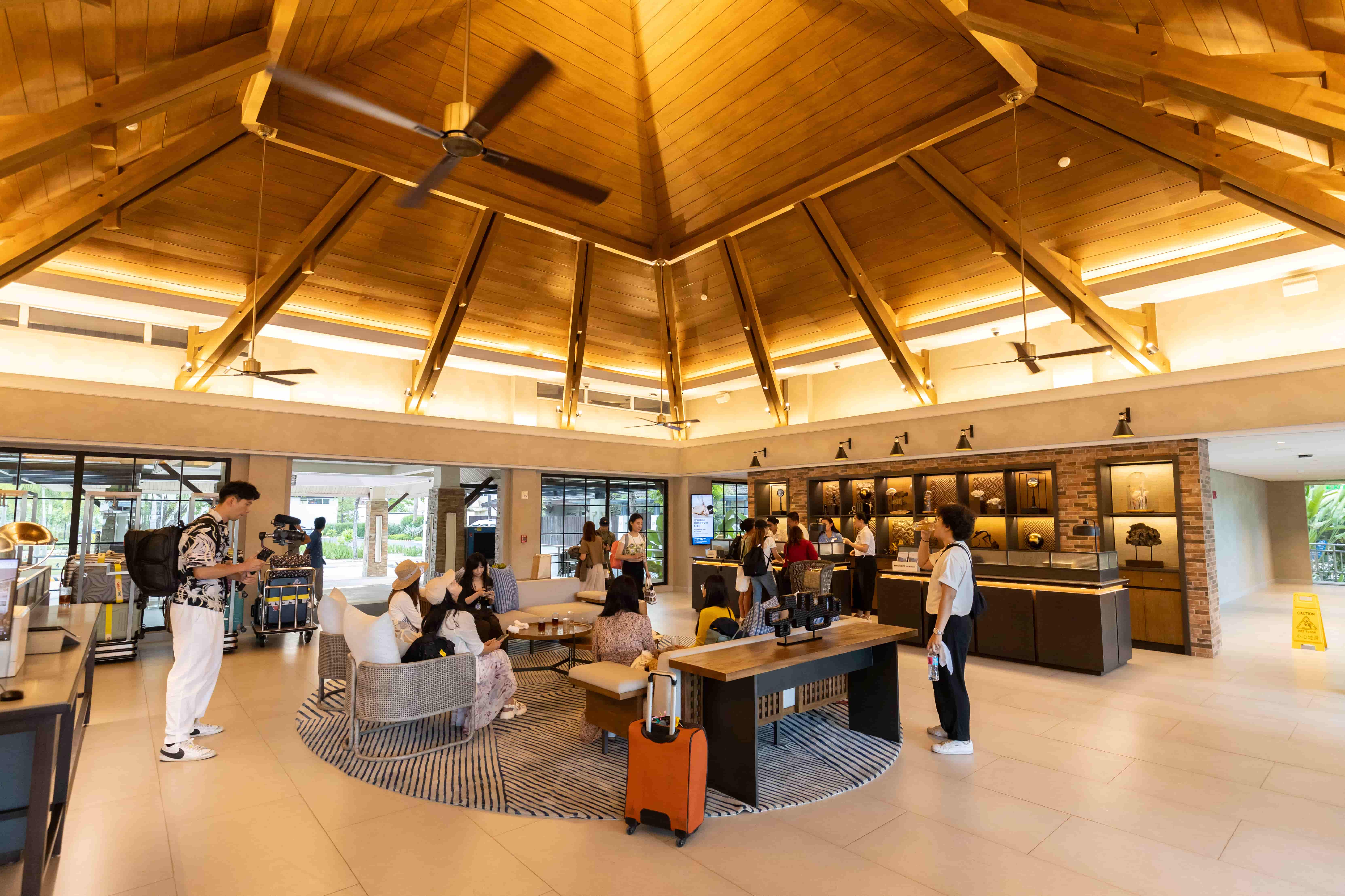 巴拉望公主港福朋喜來登飯店大廳寬敞，氛圍充滿輕盈度假感。