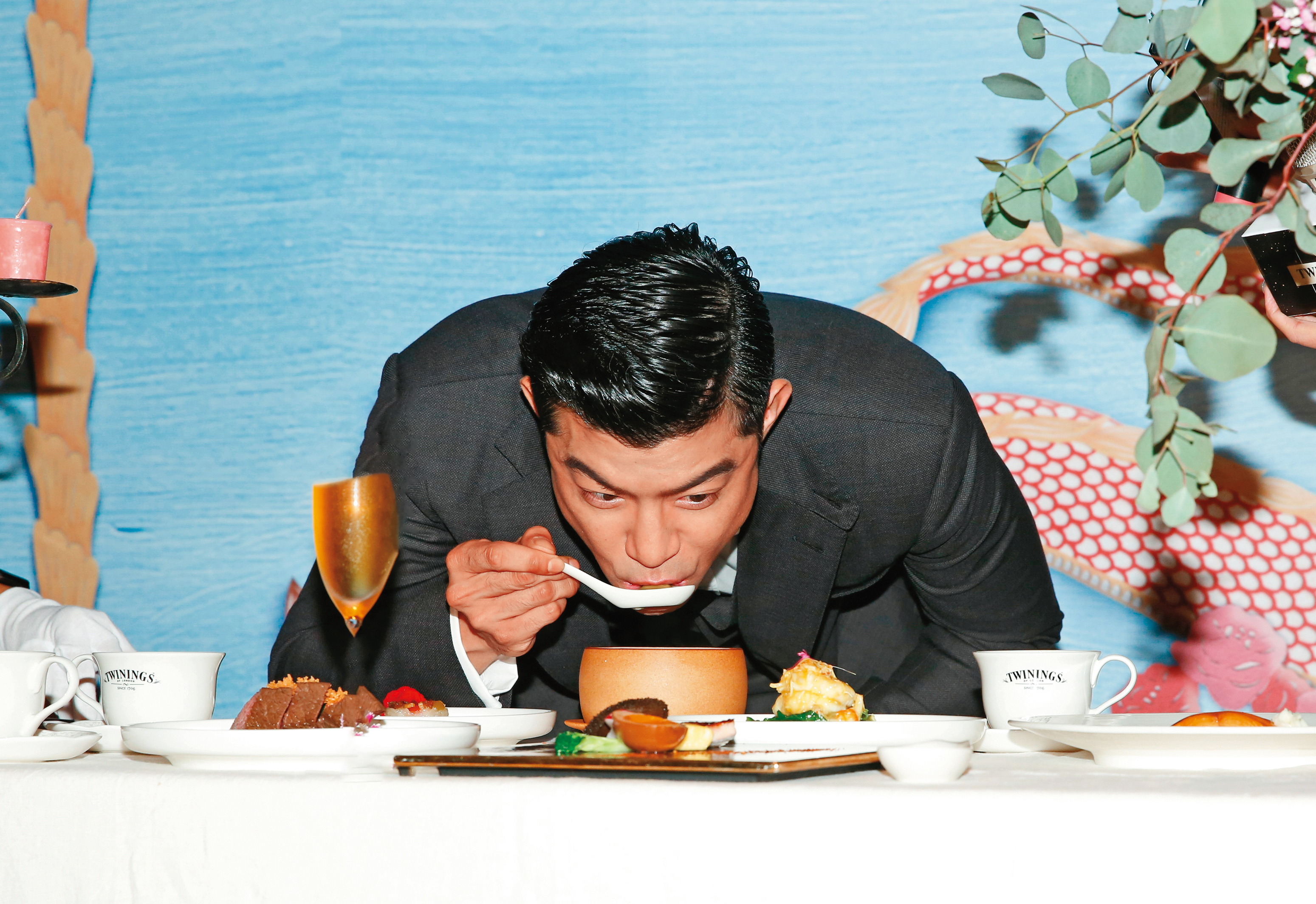 柯P「吃飯沒廚餘」運動正盛行，習大大也提倡「光盤行動」，王柏傑以身作則給個讚。