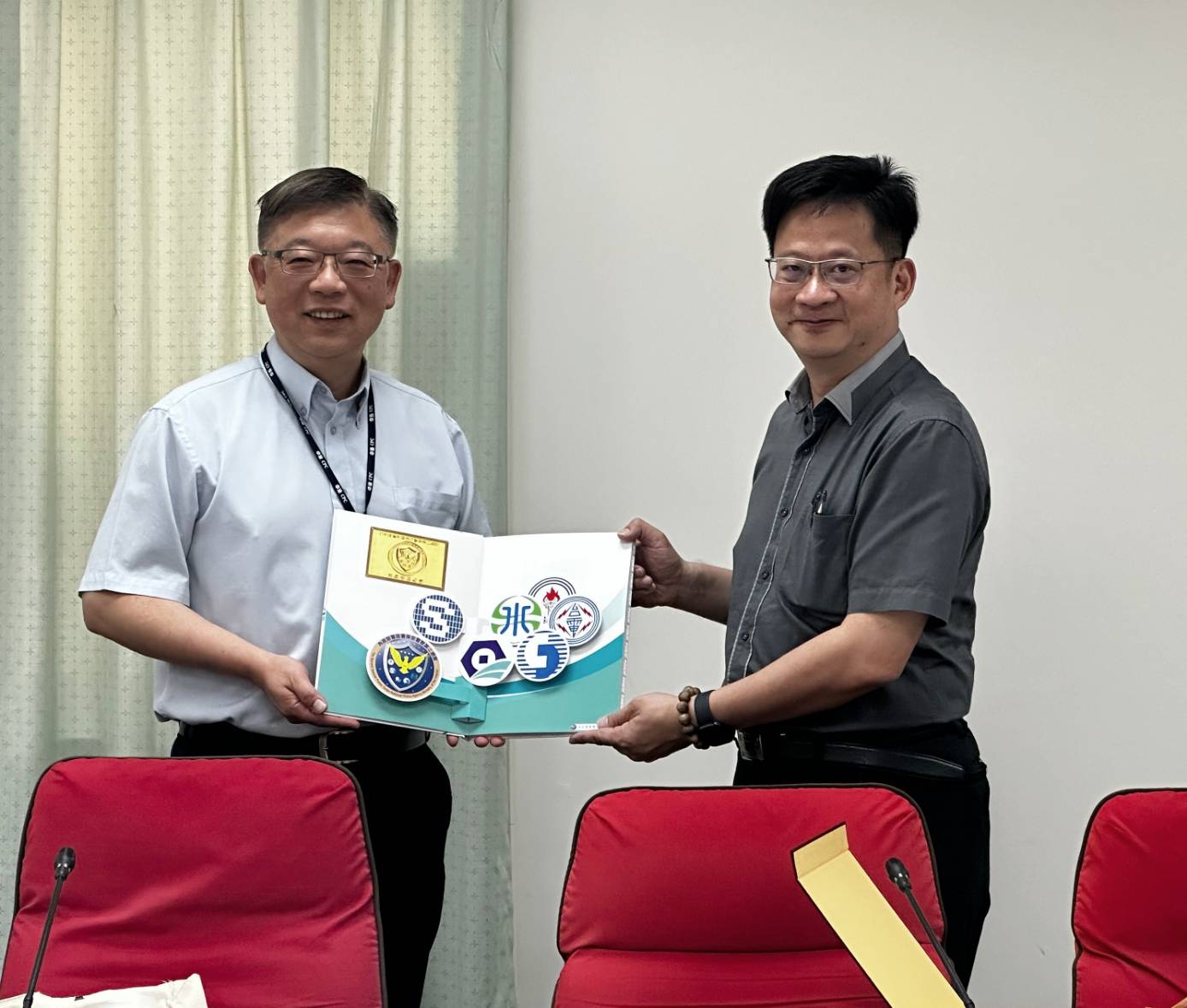 中油公司煉製事業部季存厚執行長（淺藍色襯衫），保二總隊第四大隊鐘國瑞大隊長（深色襯衫）。