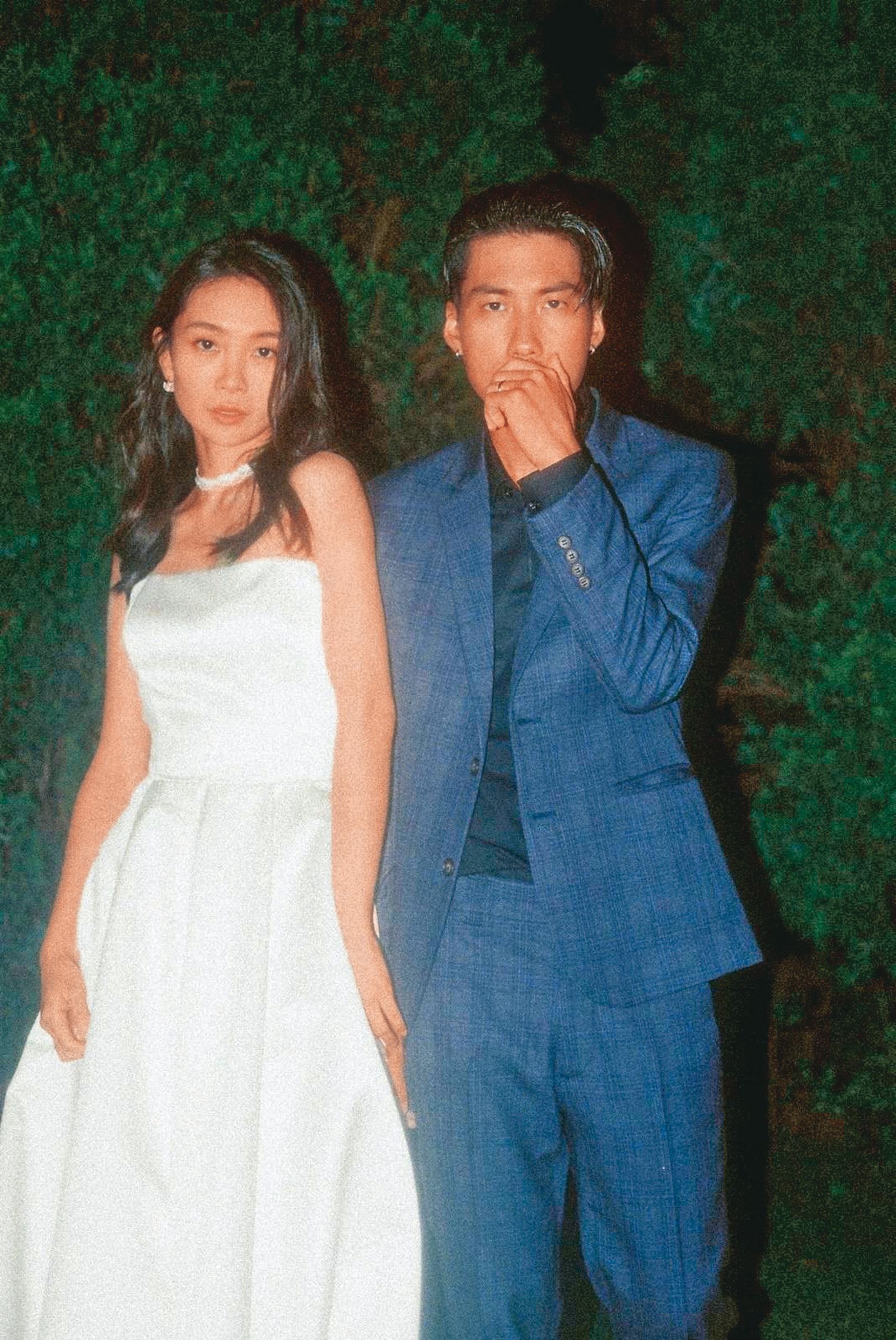 李亦捷（左）和攝影師老公曾崴榆（右）拍婚紗時碰上父親因胃癌切除胃部，讓她難忍痛哭。（李亦捷提供）