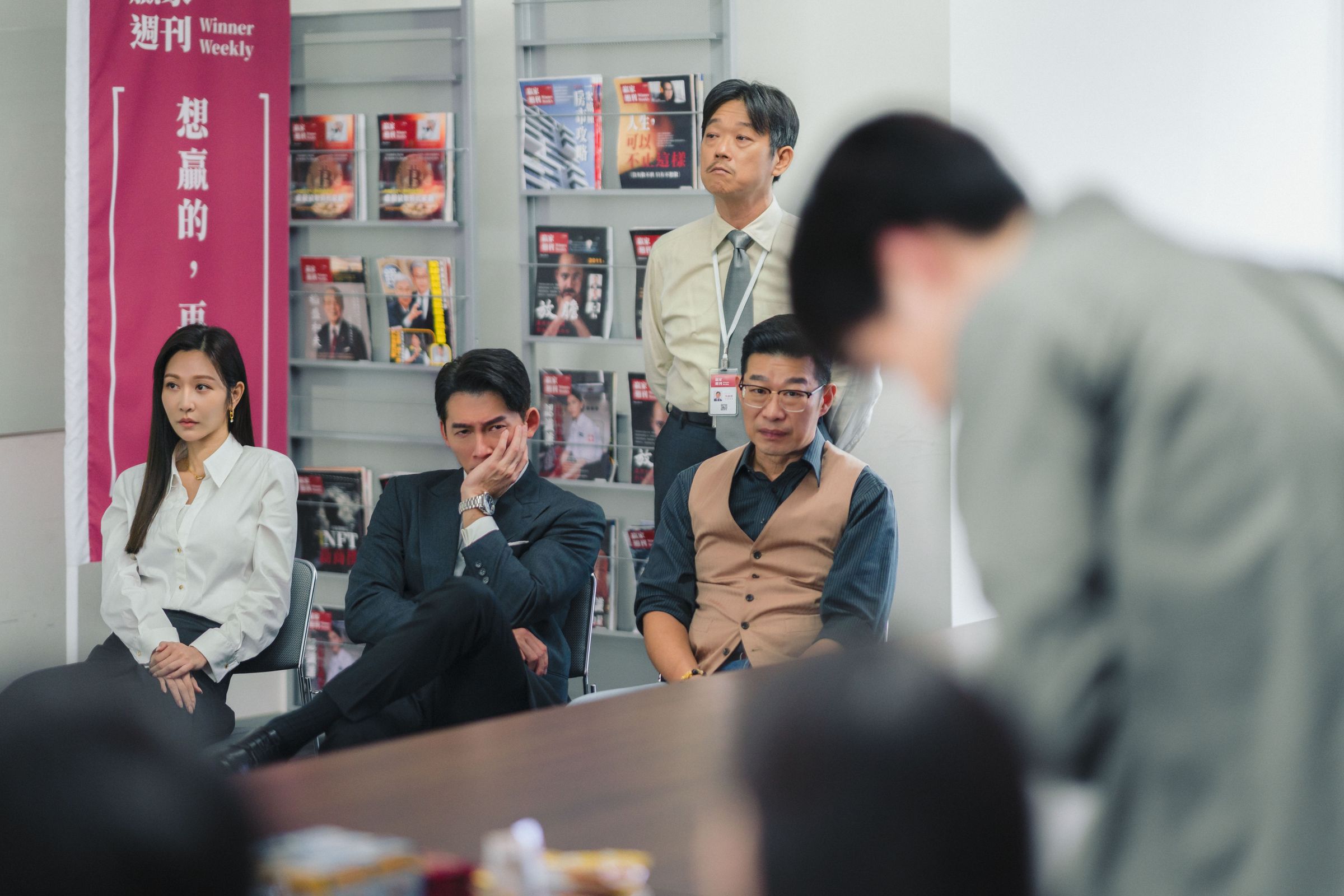 曾莞婷（左起）、温昇豪、馬力歐在《X！又是星期一》中飾演難搞主管。（鏡文學提供）